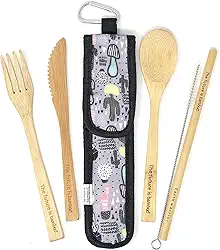 The Future is Bamboo Conjunto de talheres de 5 peças, utensílios de viagem reutilizáveis de bambu orgânico, kit de talheres de viagem de madeira com garfo, faca, colher, escova de limpeza de palha