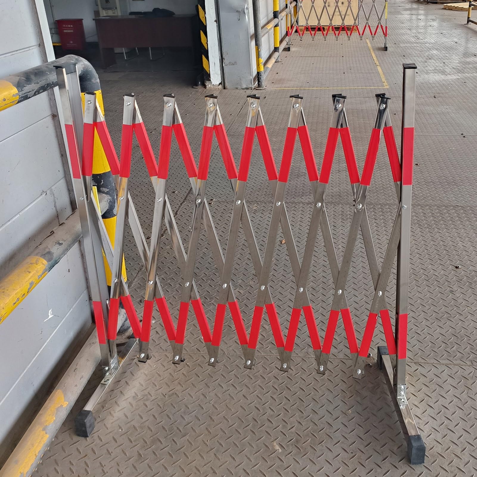 Puerta de barrera de seguridad retráctil, valla de tráfico de acero inoxidable expandible de 3.9 pies/4.9 pies, color plateado y rojo, seguridad vial duradera para control de acceso doméstico y