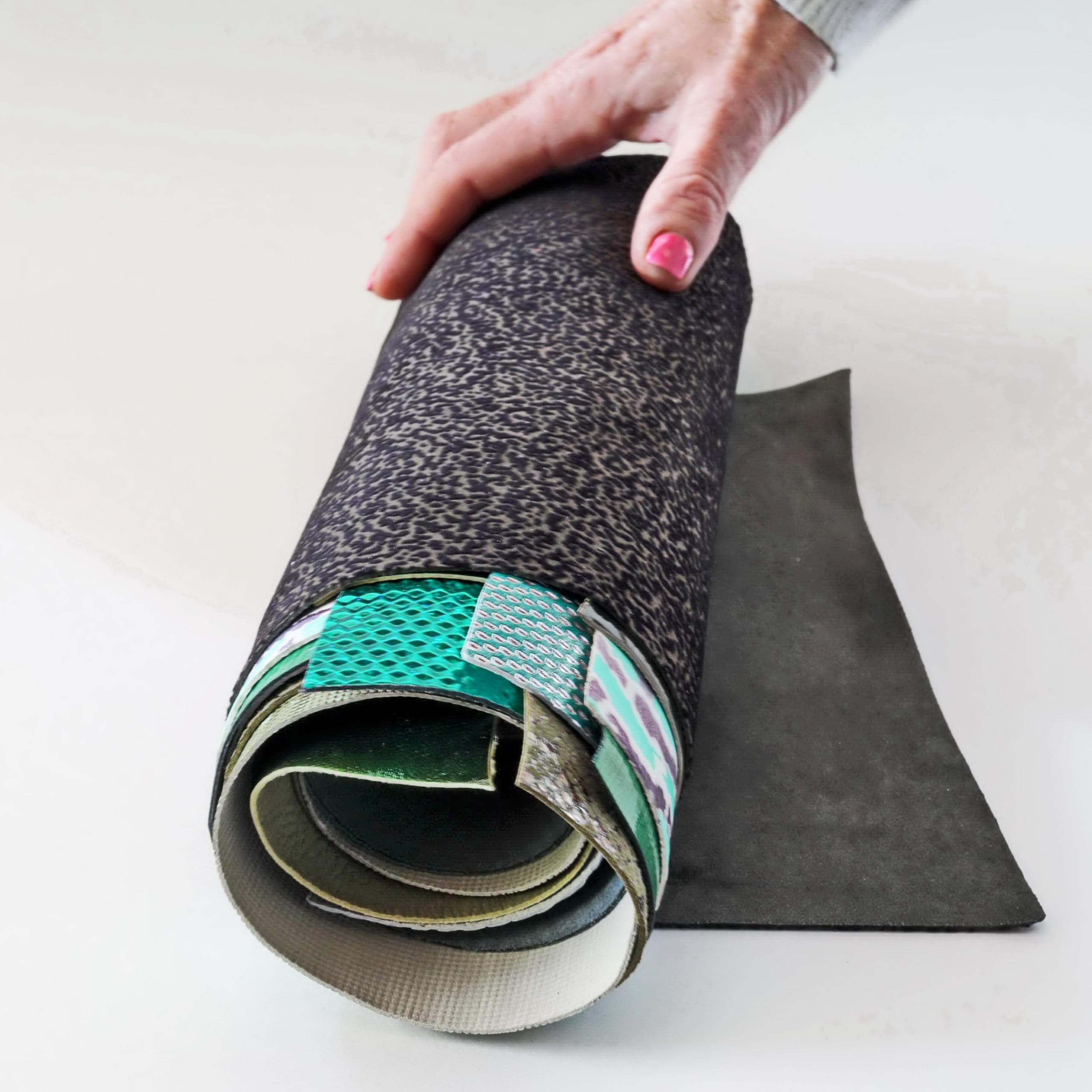 La Garzarara – Chutes de Cuir dans les Tons de Vert – Minimum 25x20 cm, Maximum 40x40 cm – 0,500 kg – Sélection Aléatoire pour Artisanat, Couture et Créations Fait-Main – Unis et à Motifs – B1300-RC