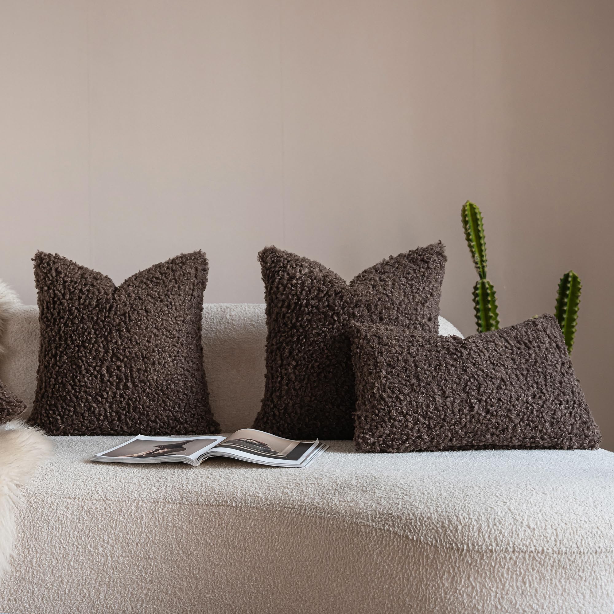 Neelvin Lot de 2 Housses de Coussin Décoratives en Sherpa Teddy Bouclé Boucle Épais 65x65 cm (26 x 26 Pouces) Housses de Coussin en Peau de Mouton Pelucheuse pour Canapé, Salon, Chambre Chocolat