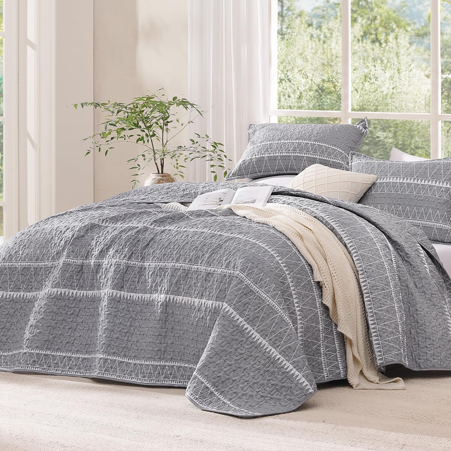 Andency Grey Quilt Set Oversized King (118x120 Inch), 3 Pieces(1 Striped Triangle Printed Quilt and 2 Pillowcases), Bohemian Summer Lightweight Reversible Microfiber Bedspread Coverlet Sets