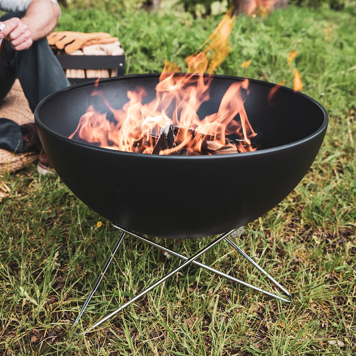 höfats - Bowl 57 Feuerschale mit Edelstahl Sternfuß - raucharme Verbrennung - Feuerstelle mit Plancha Grillplatte und Grillrost nutzbar - kippbarer Feuerkorb Stahl emailliert, schwarz, Ø 57 cm