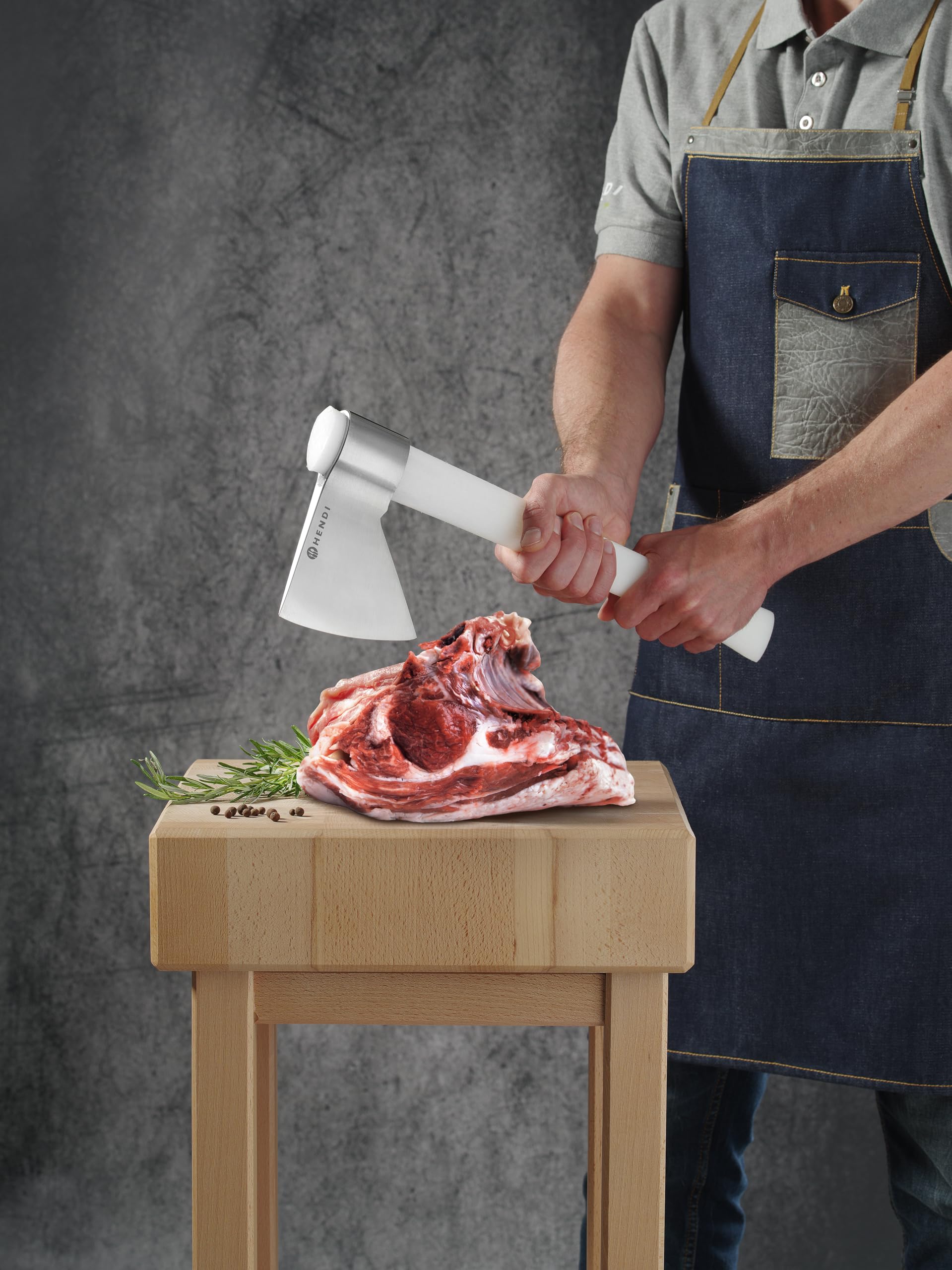 HENDI Hacha de carnicero profesional, herramienta para manipular y cortar carne, hoja de acero inoxidable de 79 mm de largo, mango ergonómico de polietileno blanco de 250 mm