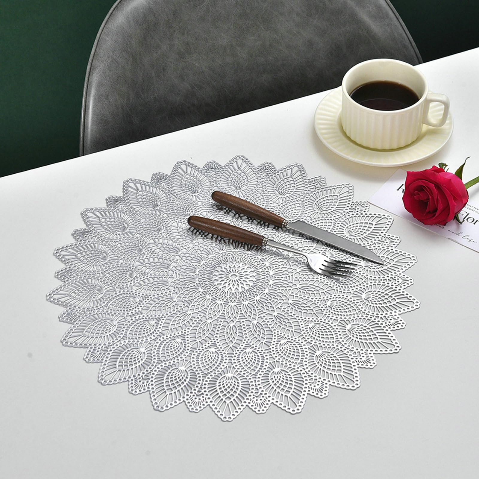 Juego de 10 manteles individuales redondos plateados con patrón de plumas de pavo real para comedor, cocina o decoración navideña, 38 cm