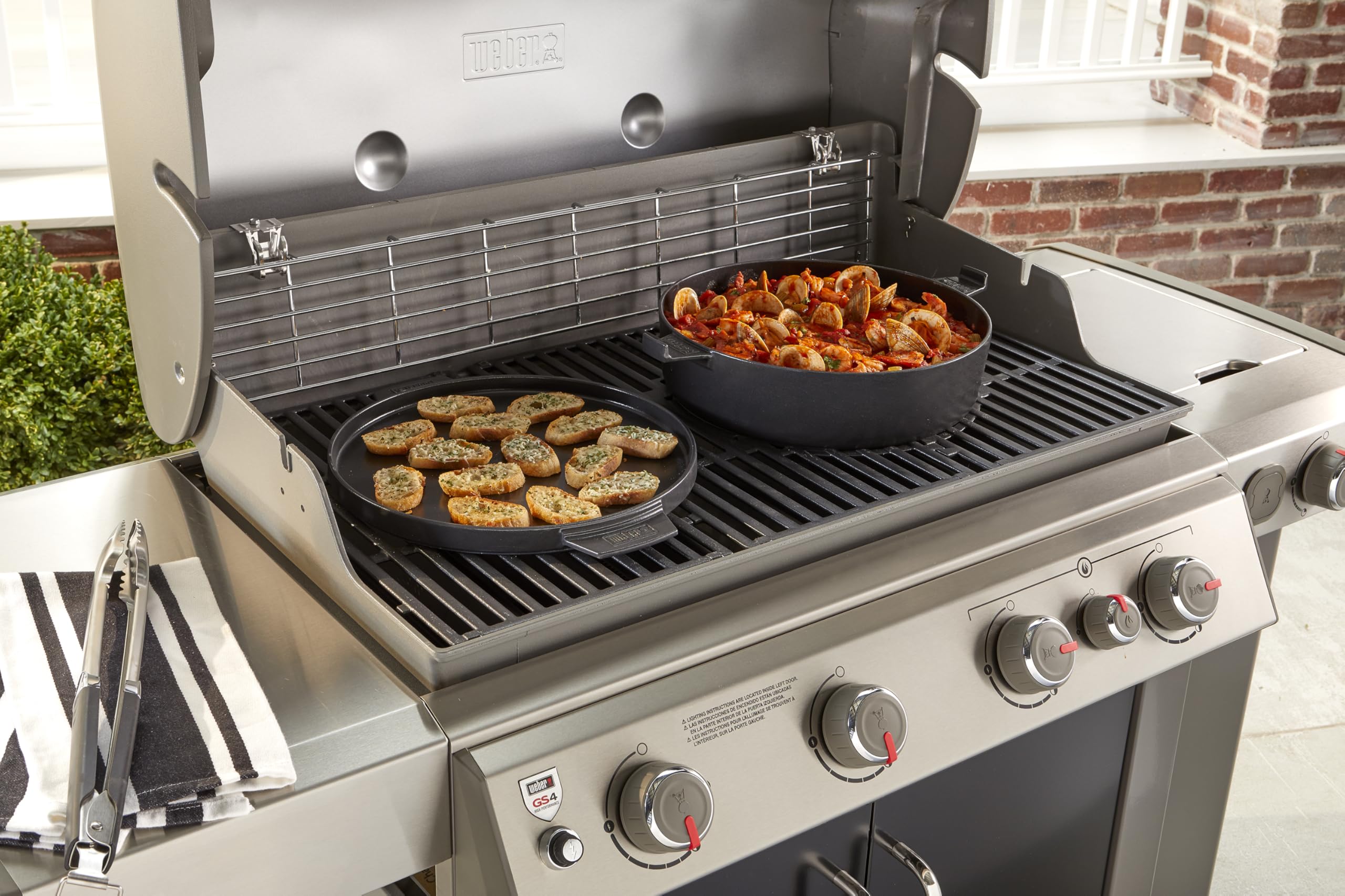 Weber Garnek Żeliwny Dutch Oven 2 w 1 do Systemu Gourmet Bbq, Garnek z Pokrywką Używaną Jako Patelnia, Czarny (8857)