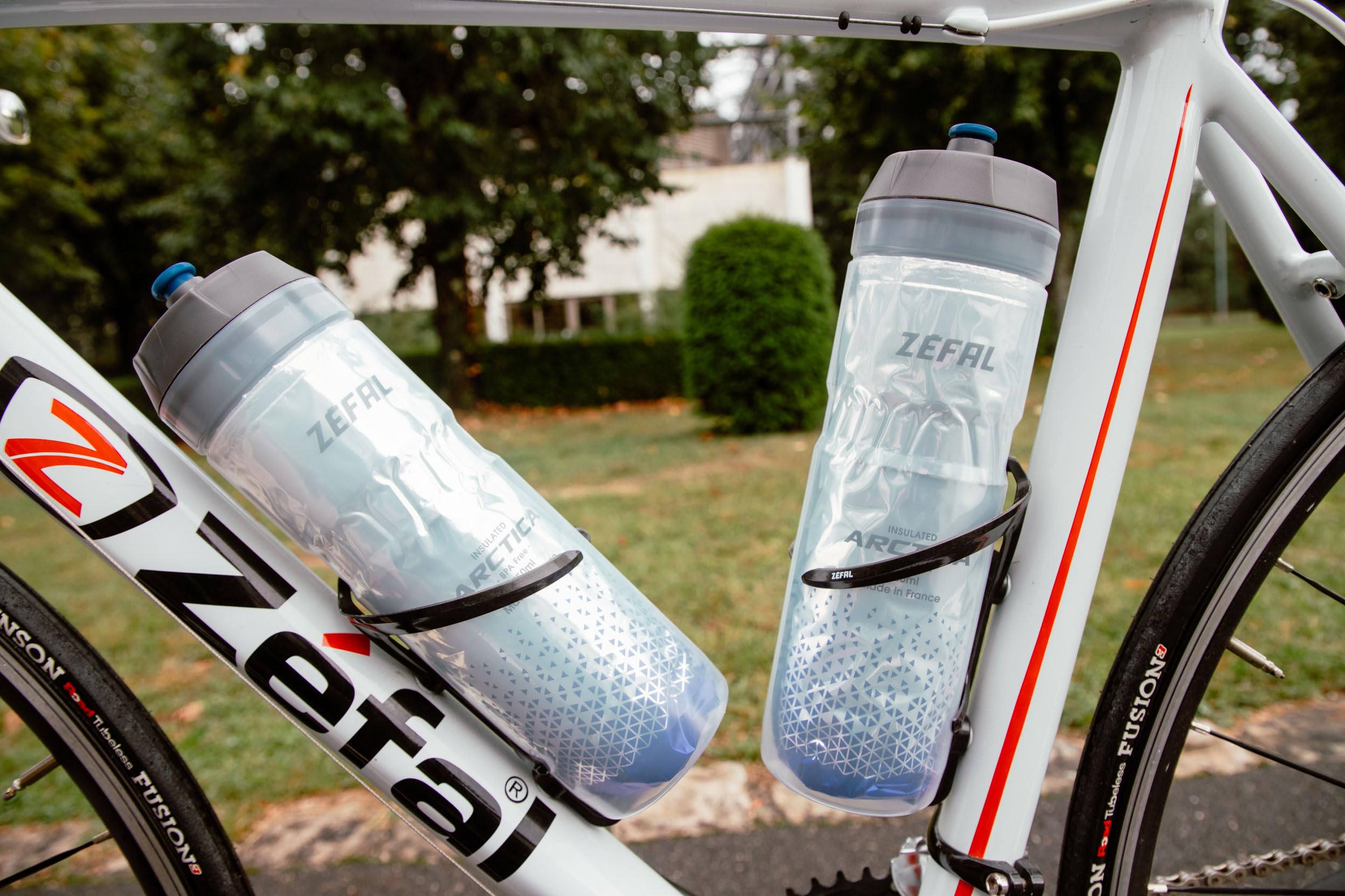 ZEFAL Pack Arctica 75 - Lote de 2 bidones para bicicleta 750ml - Bidon Ciclismo Isotermico - Inodoro e impermeable, botella deportiva sin BPA, Plata/Verde Caraibe, 2 x 750ml — view 2