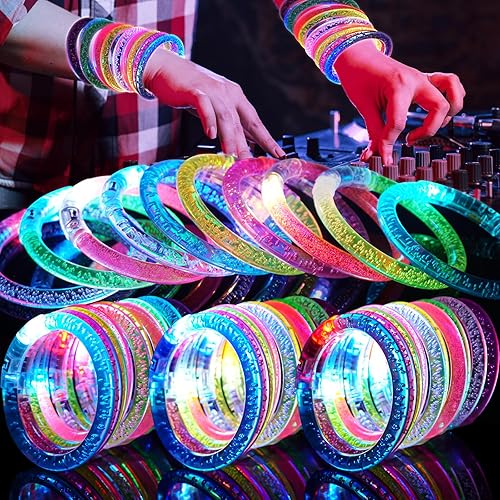Paquete de 90 pulseras que brillan en la oscuridad, suministros de fiesta que brillan en la oscuridad, pulseras con luz LED de 6 colores para