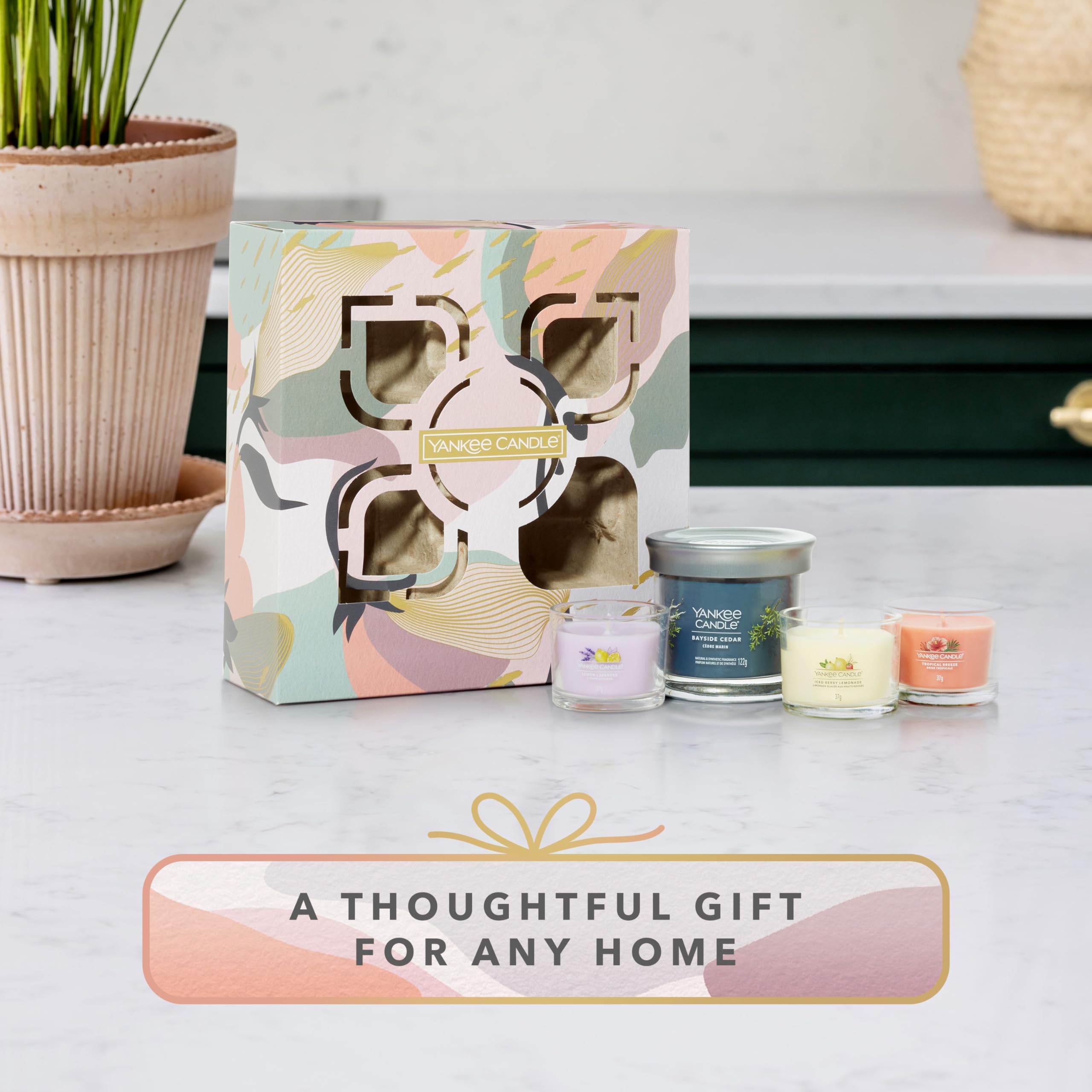 Yankee Candle Juego de regalo, 3 velas votivas perfumadas y 1 vaso pequeño distintivo, mezcla de cera de soja para mujeres