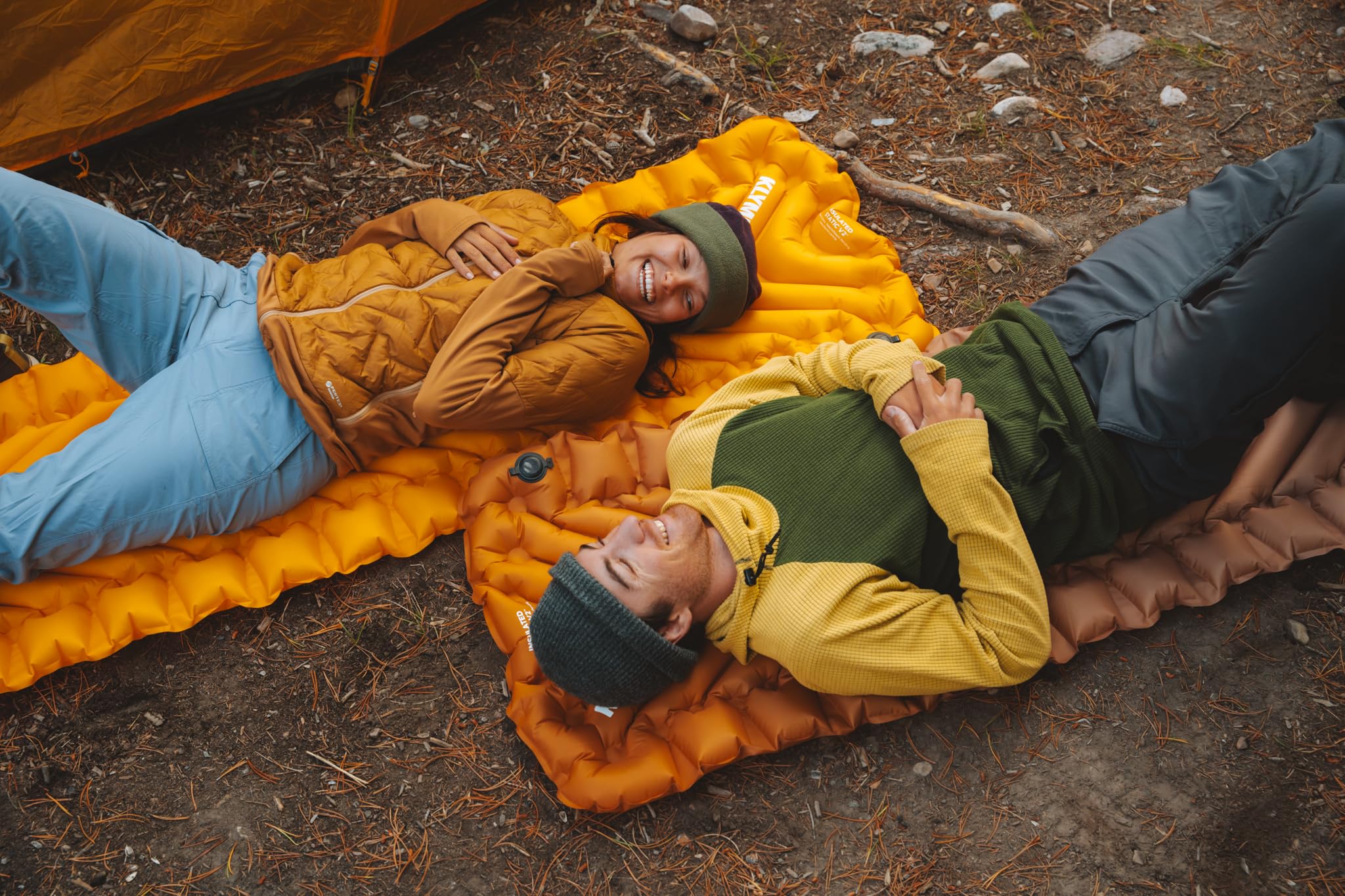Klymit Matelas de Couchage Gonflable isolé Statique V2 | Confort amélioré | Portable, Ultra léger, Facile à gonfler, lit Gonflable Pliable pour Camping, randonnée et randonnée – Safran
