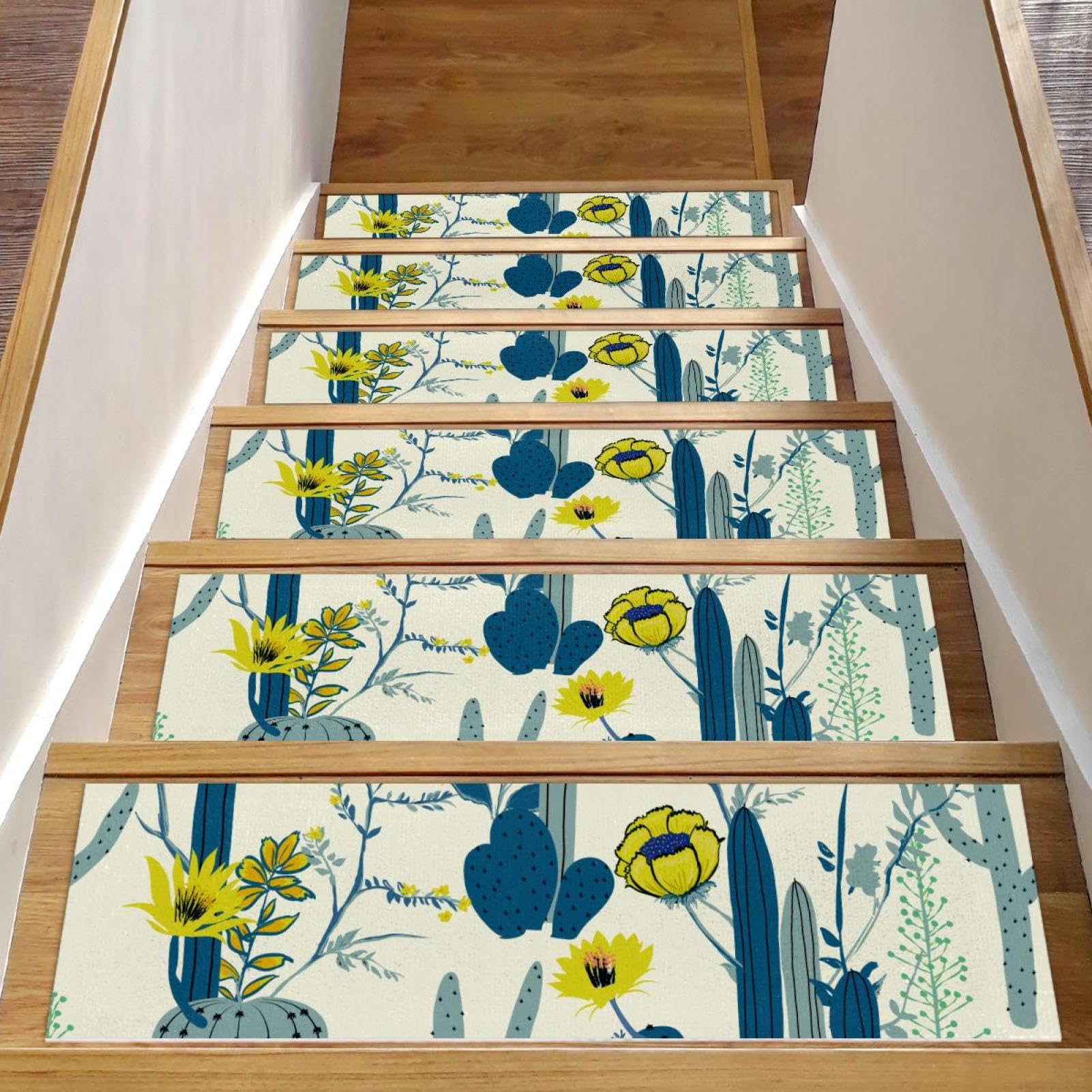 Tapis d'escalier motif cactus et plantes : transformez vos marches en bois intérieures