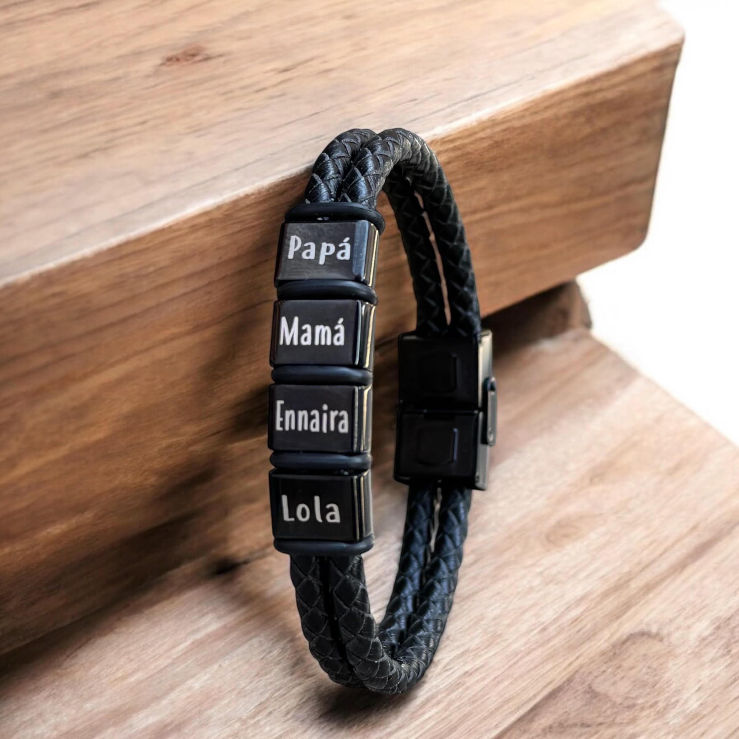 Pulsera personalizada con nombres, totalmente ajustable, fabricada con dos tiras de cuero redondo y acero. MODELO BLACK TITI. Regalos día del padre, regalos San Valentín.