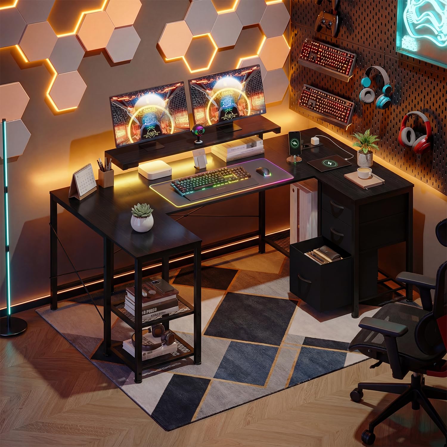 Devoko Scrivania Angolare 170x95 cm, Tavolo A L Da Gioco con 3 Cassetti, Illuminazione LED, Supporto Monitor, 2 Prese + 2 USB, Adatta per Ufficio/Studio, Ideale per Camere, Nera | Illuminazione RGB, Doppio Supporto Monitor, 3 Cassetti, Mensola Laterale, P