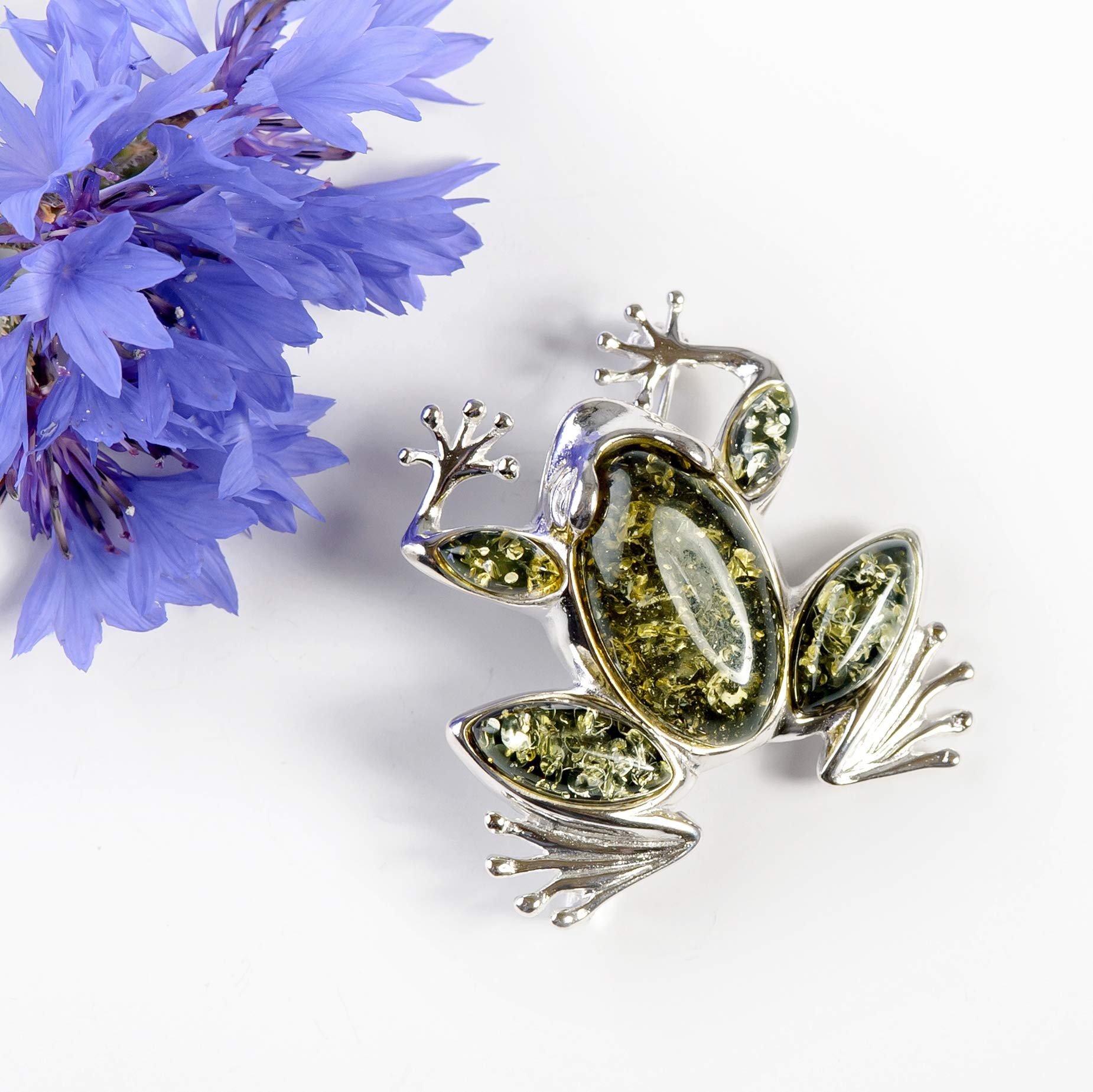 HENRYKA Frosch-Brosche aus 925er Sterlingsilber mit grünem baltischem Bernstein | Tierschmuck Geschenke für Frauen | elegant und detailliert | komplett mit massiver Silberbrosche | passt zu jedem