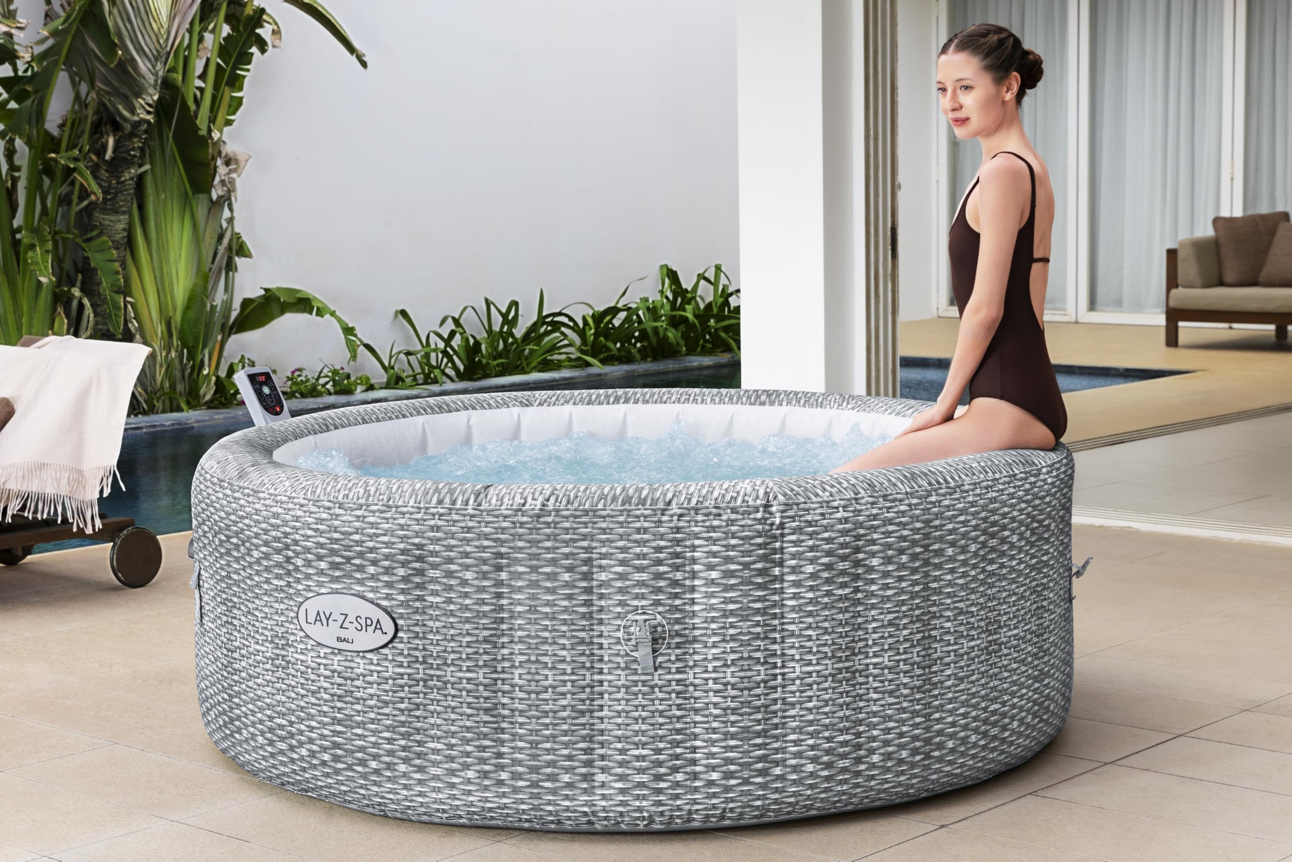 Bestway Lay-Z-SPA Energiespar-Whirlpool Bali AirJet, Ø196x71cm, 6 Personen, Heizung, Frostwächter, 140 AirJet-Düsen, App-Steuerung, UltraFit-Pumpeneinheit, Thermo-Abdeckung, Rattan, GS-Zertifiziert