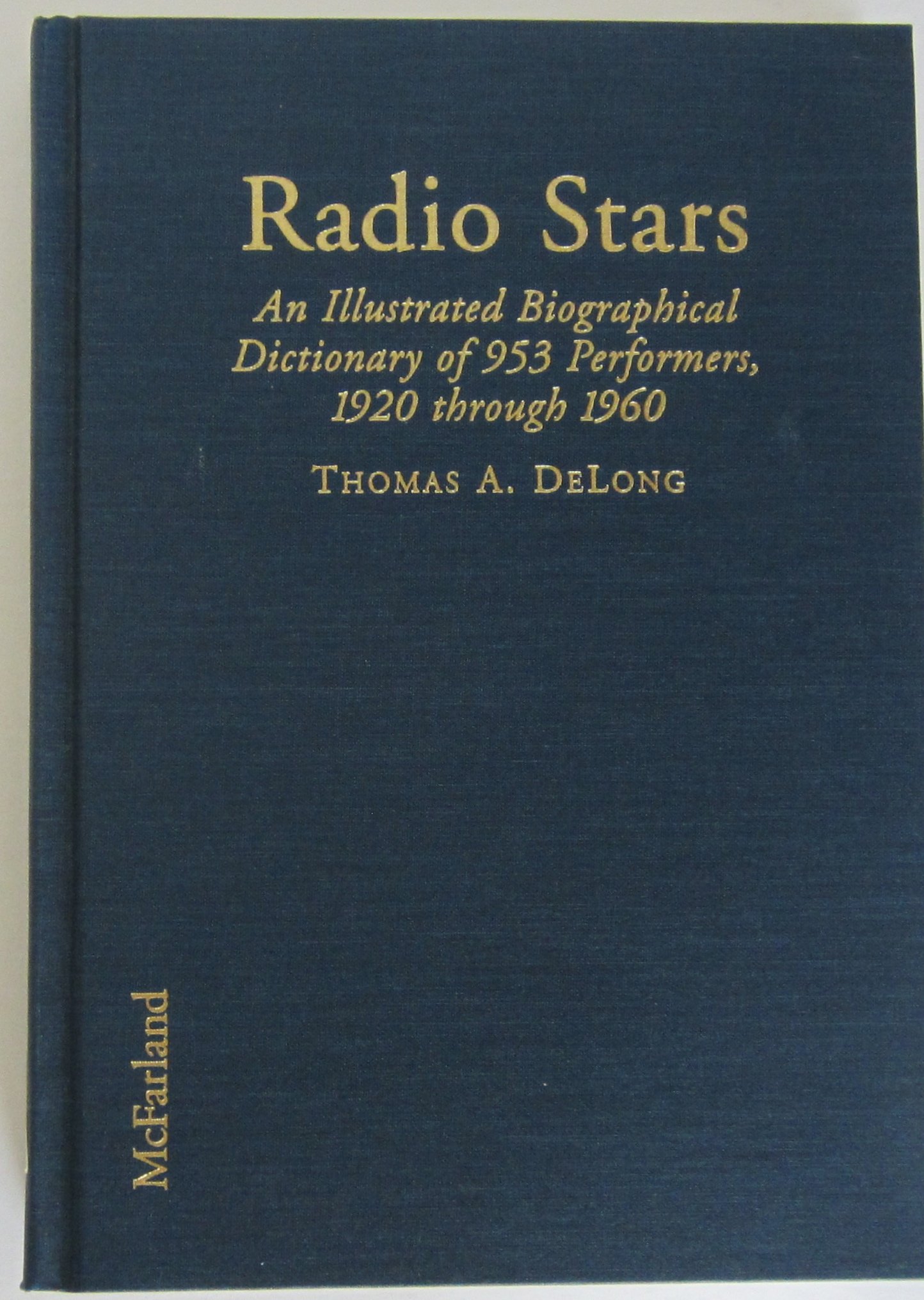 Radio Stars: An Illustrated Biographical Dictionary pour identifier les voix des années 1920-1960
