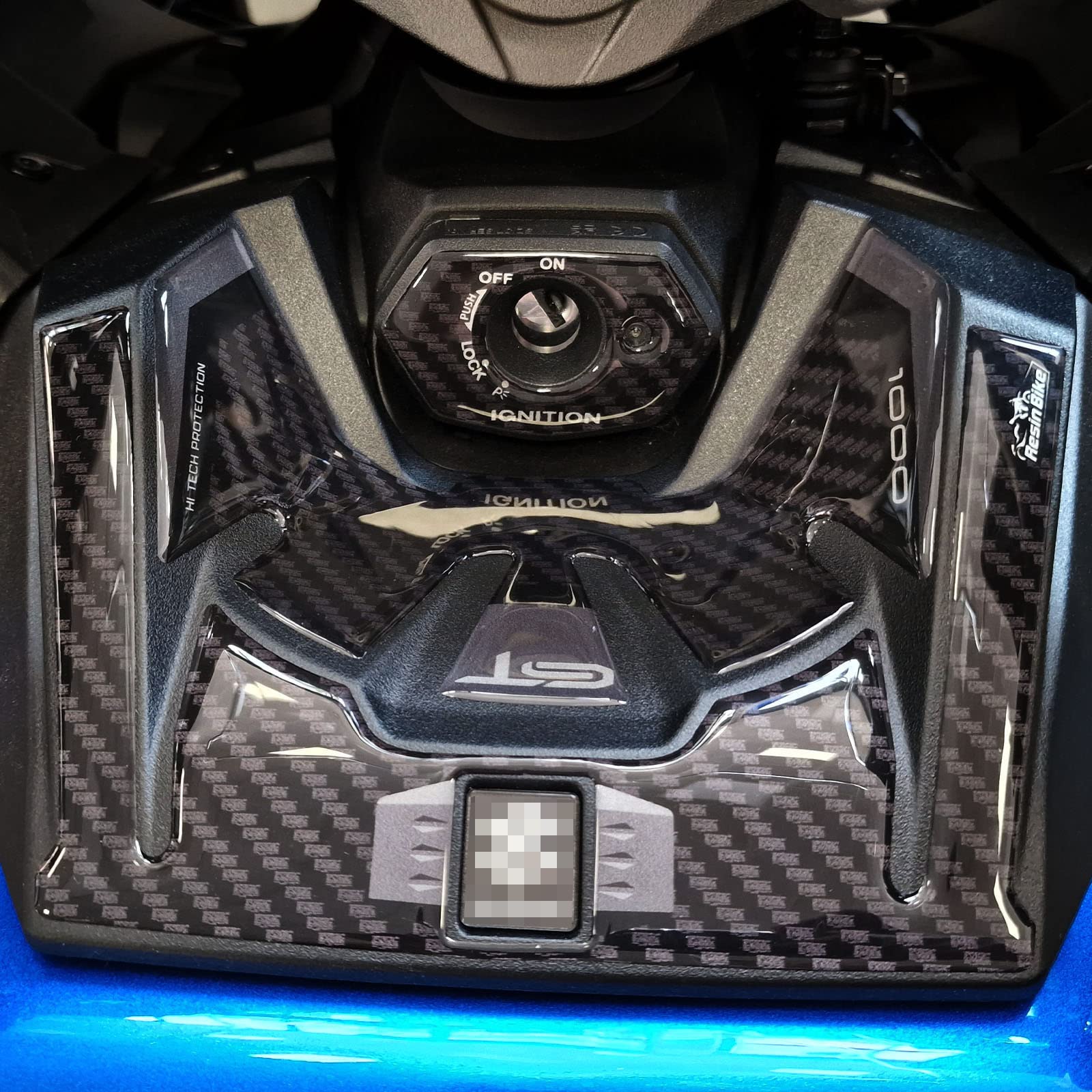 Resin Bike naklejki moto kompatybilne z Suzuki GSX S 1000 GT 2022. Ochrona strefy klucza motocykla przed uderzeniami i zadrapaniami. Naklejka 3D Żywiczna Made in Italy - Efekt karbonu