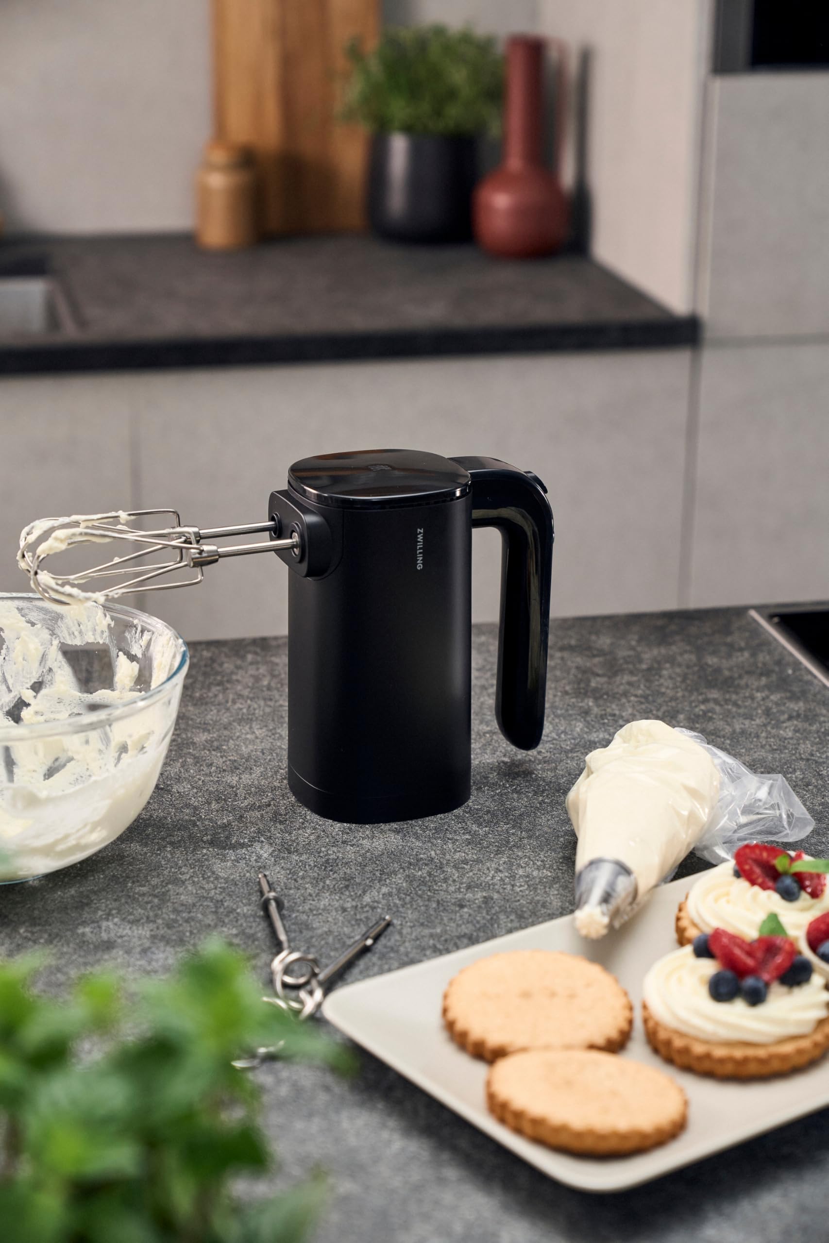 ZWILLING XTEND Kabelloses Handrührgerät, Starterset mit Akku & Ladestation, inkl. Knethaken & Quirle, 120 Watt, schwarz