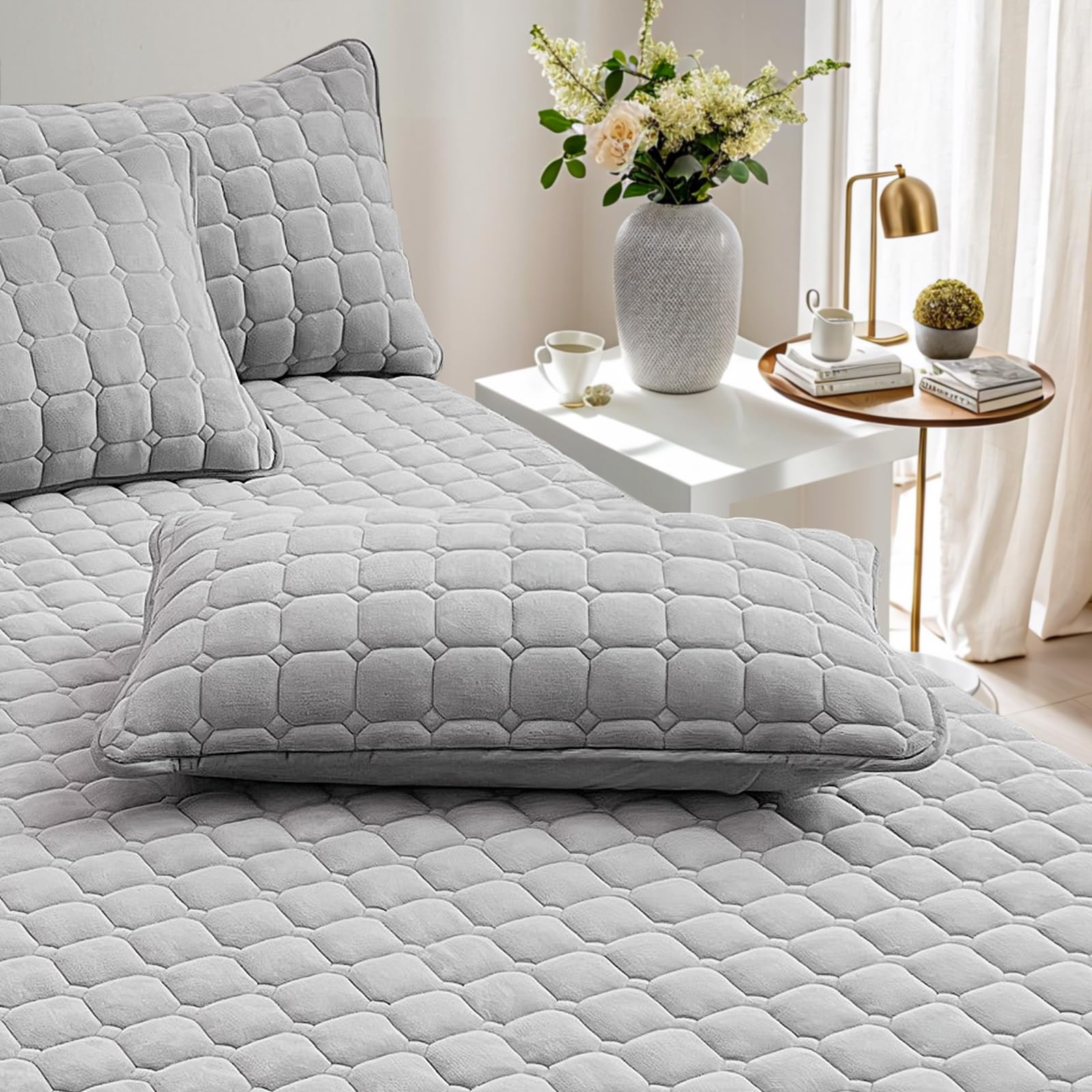 OKYUK,Couvre-lit，Parure de lit en Velours de Luxe pour très Grand litmatelassé surdimensionné, avec 2 taies d'oreiller Assorties, pour Toutes Les Saisons (Gris Clair, 230 x 250 cm)