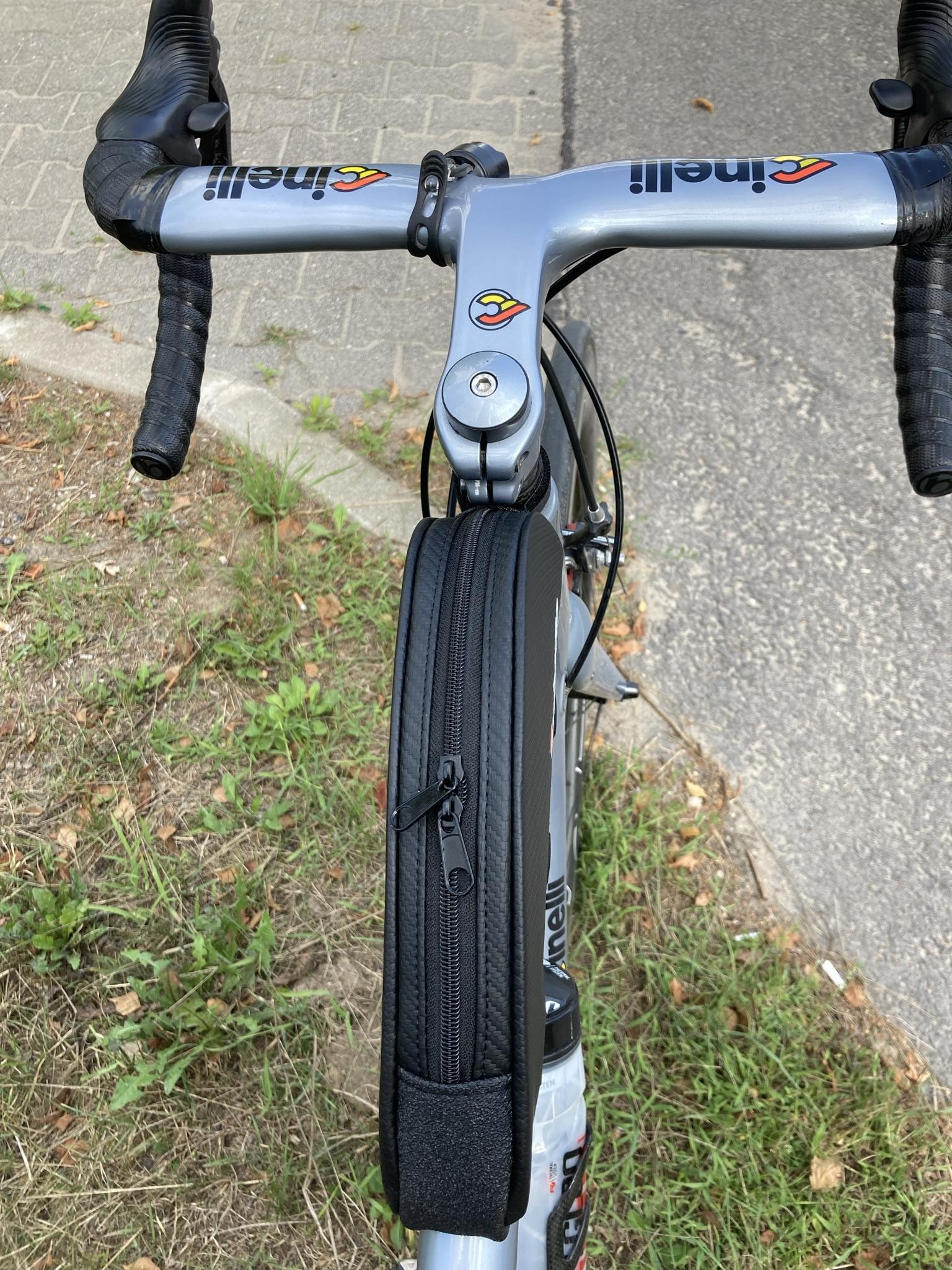 triseven Bolsa de Ciclismo Aero 30 Carbon Cycling - Almacenamiento liviano para triatlones y MTB | ¡Tiene teléfonos celulares Grandes, billeteras, 10 geles, Bombas, Herramientas y más!