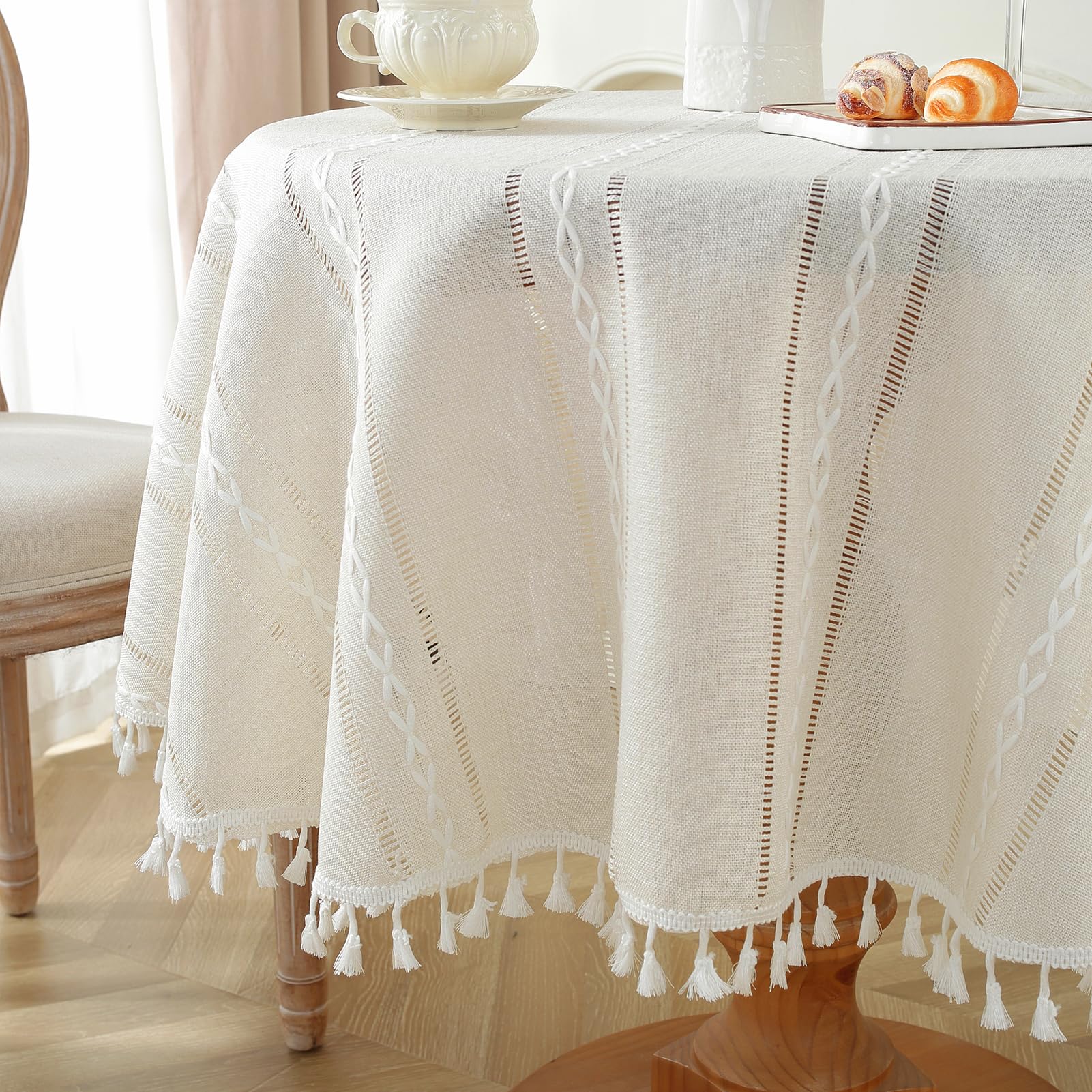 Meioro Manteles Boho con borlas, Mantel Mesa Redondo 140cm, Table Cloth de Lino Poliéster Tablecloth de Bordado Estilo Campestre Rústico para Cocina Decoración de Comedor (Blanco Marfil)