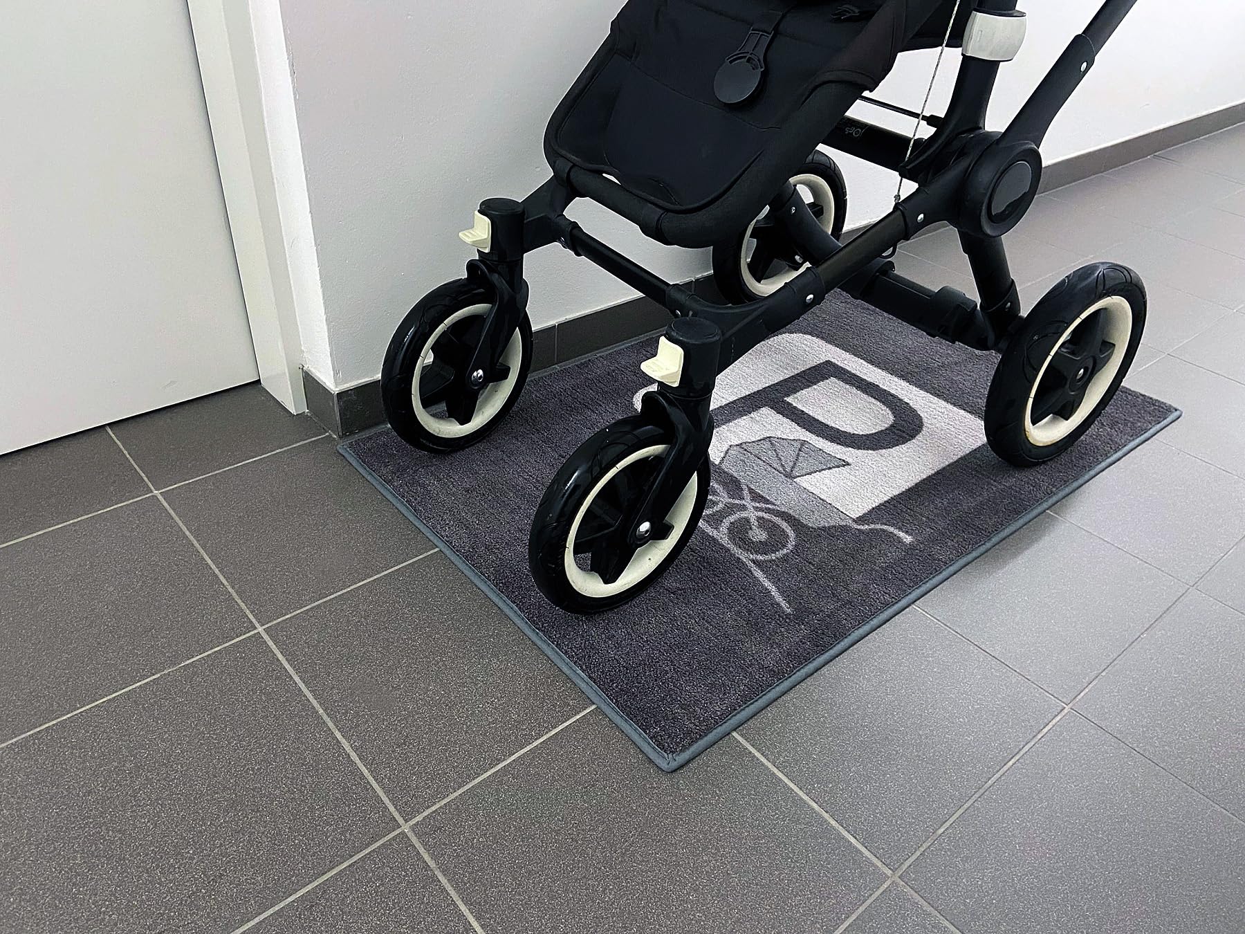 Schmutz-Unterlage für Kinderwagen & Buggy, waschbarer Funktionsteppich, stark saugende Mikrofaser, 67x110cm grau