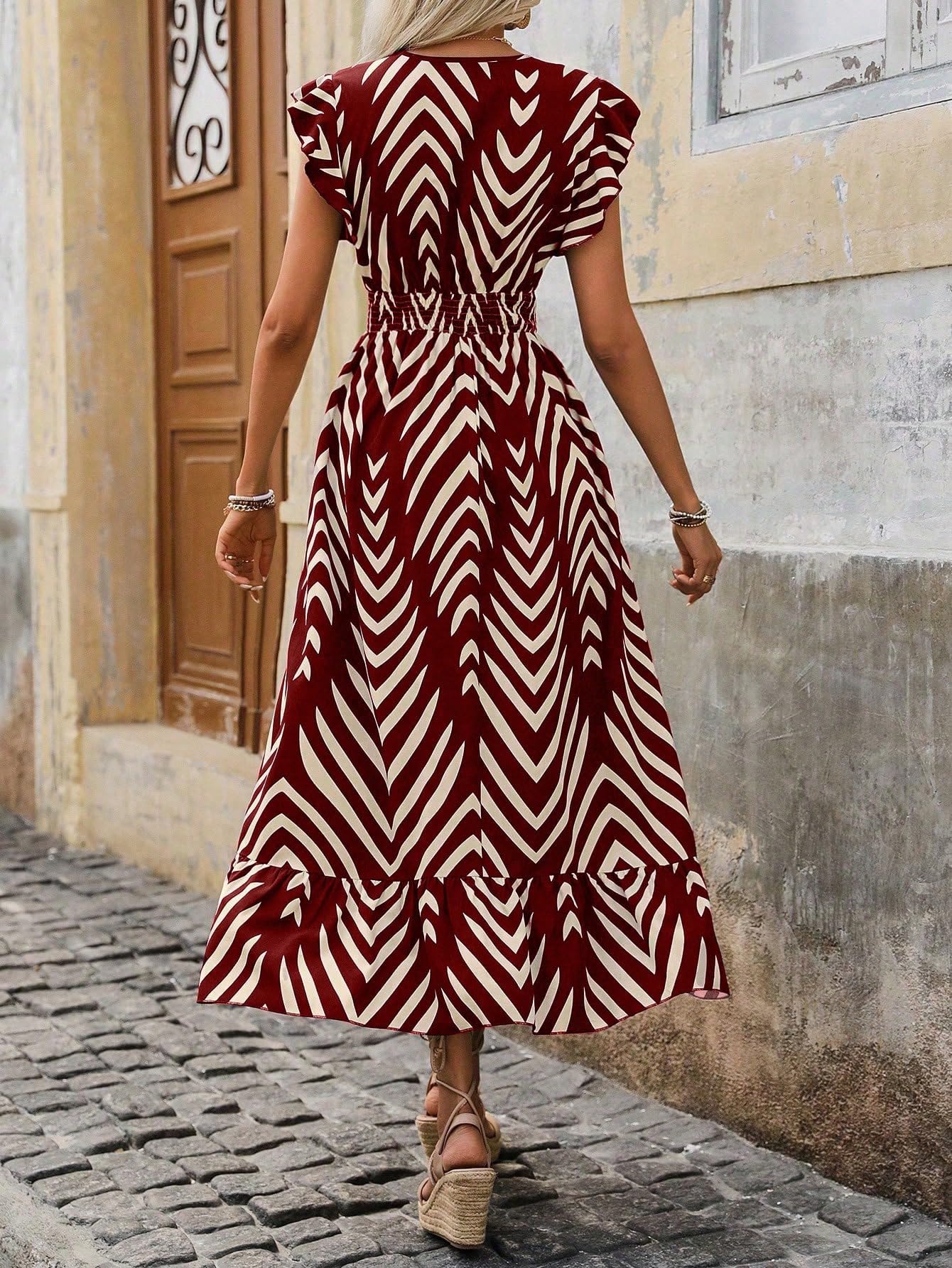 Shasmi Gestreifter V-Ausschnitt Bedrucktes Kleid mit gerüschtem Saum und Taillengürtel für den Urlaub, ein Stück für Damen Casual Kleid (Kleid 140)