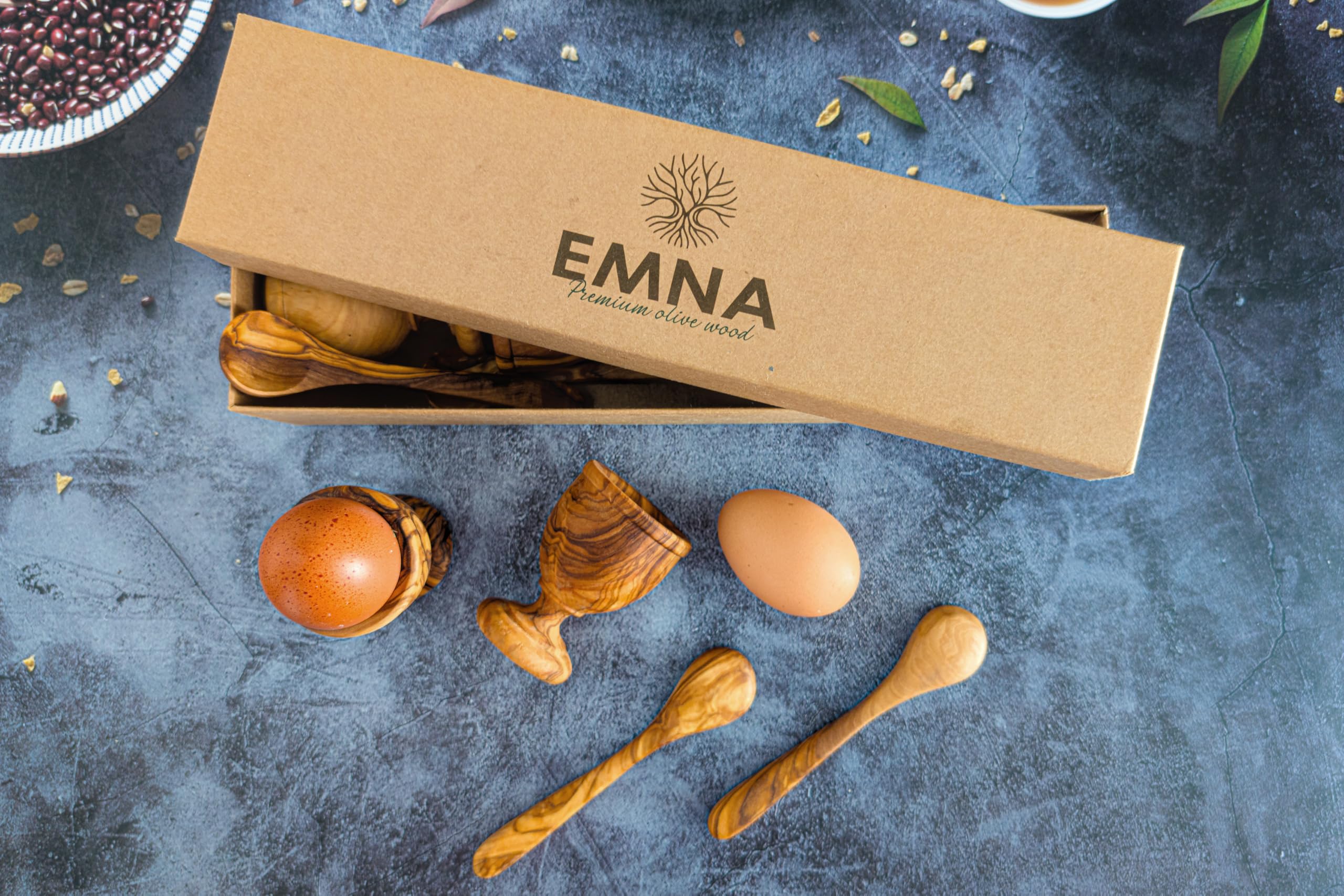 EMNA Lot de 8 coquetiers en bois d'olivier - 4 coquetiers tournés à la main et 4 cuillères en bois - Idée cadeau élégante pour Pâques et Noël - Coffret cadeau exclusif avec certificat d'authenticité