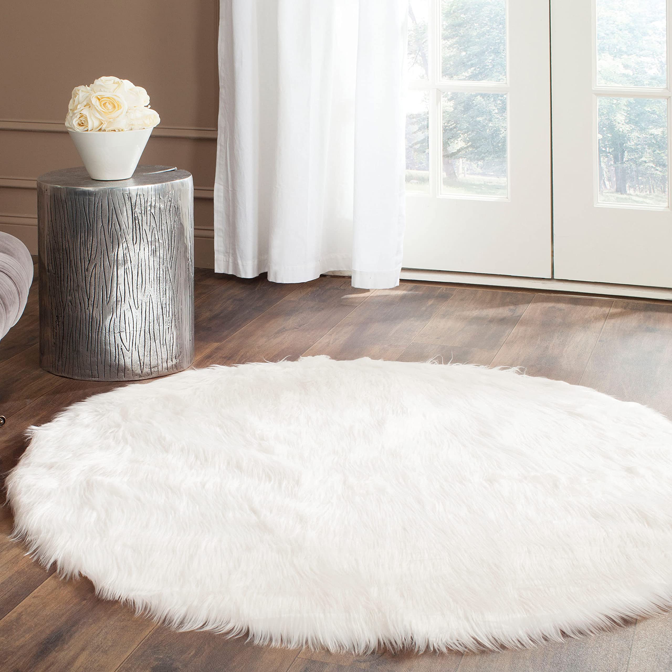Tapis à poil long ivoire carré pour réchauffer un sol en carrelage glacial