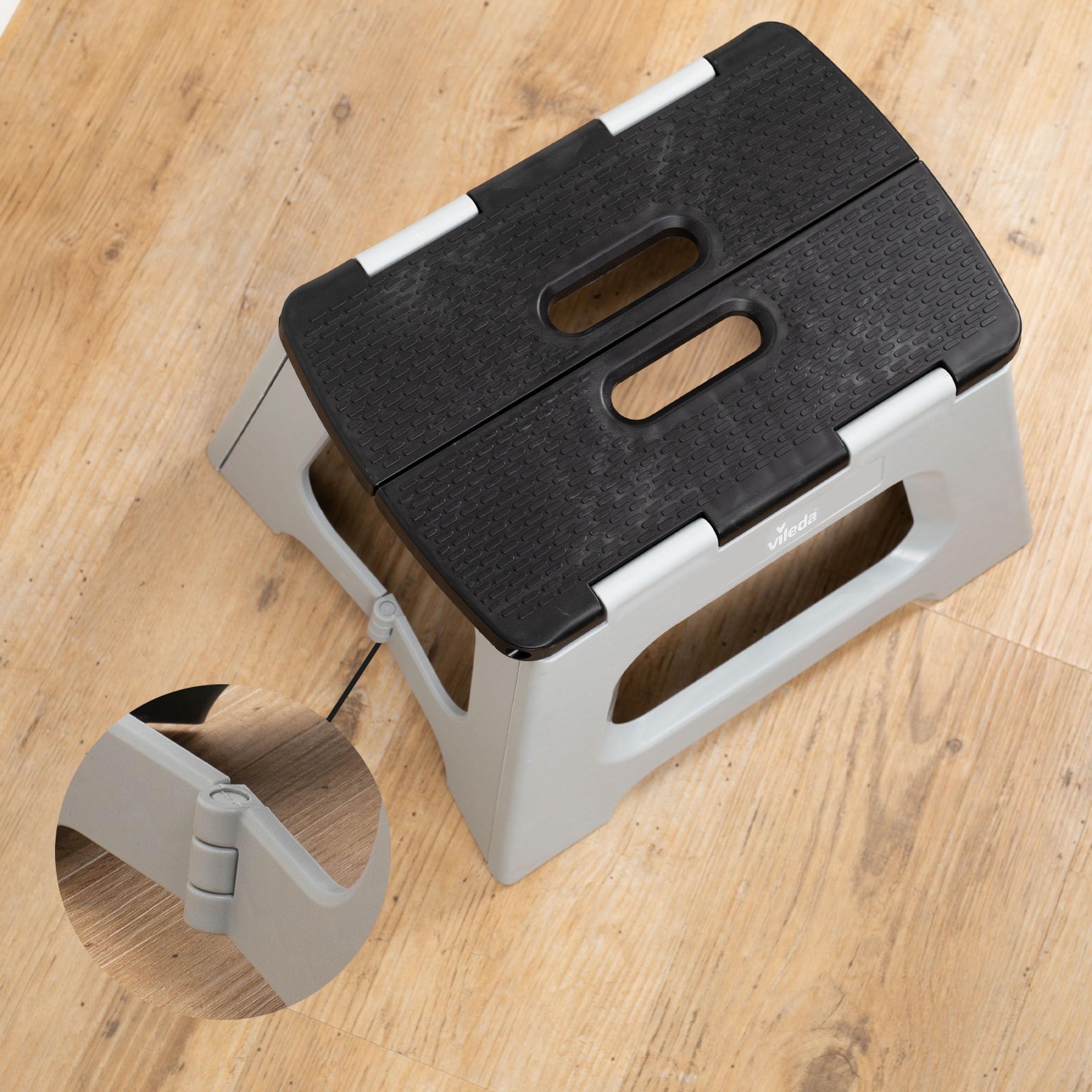 Vileda Sgabello Pieghevole 23cm - per Adulti e Bambini fino a 150 kg - Rivestimento antiscivolo - Sgabello plastica, Sgabellino da Bagno e Cucina - Scaletta Sgabello - Folding Stool