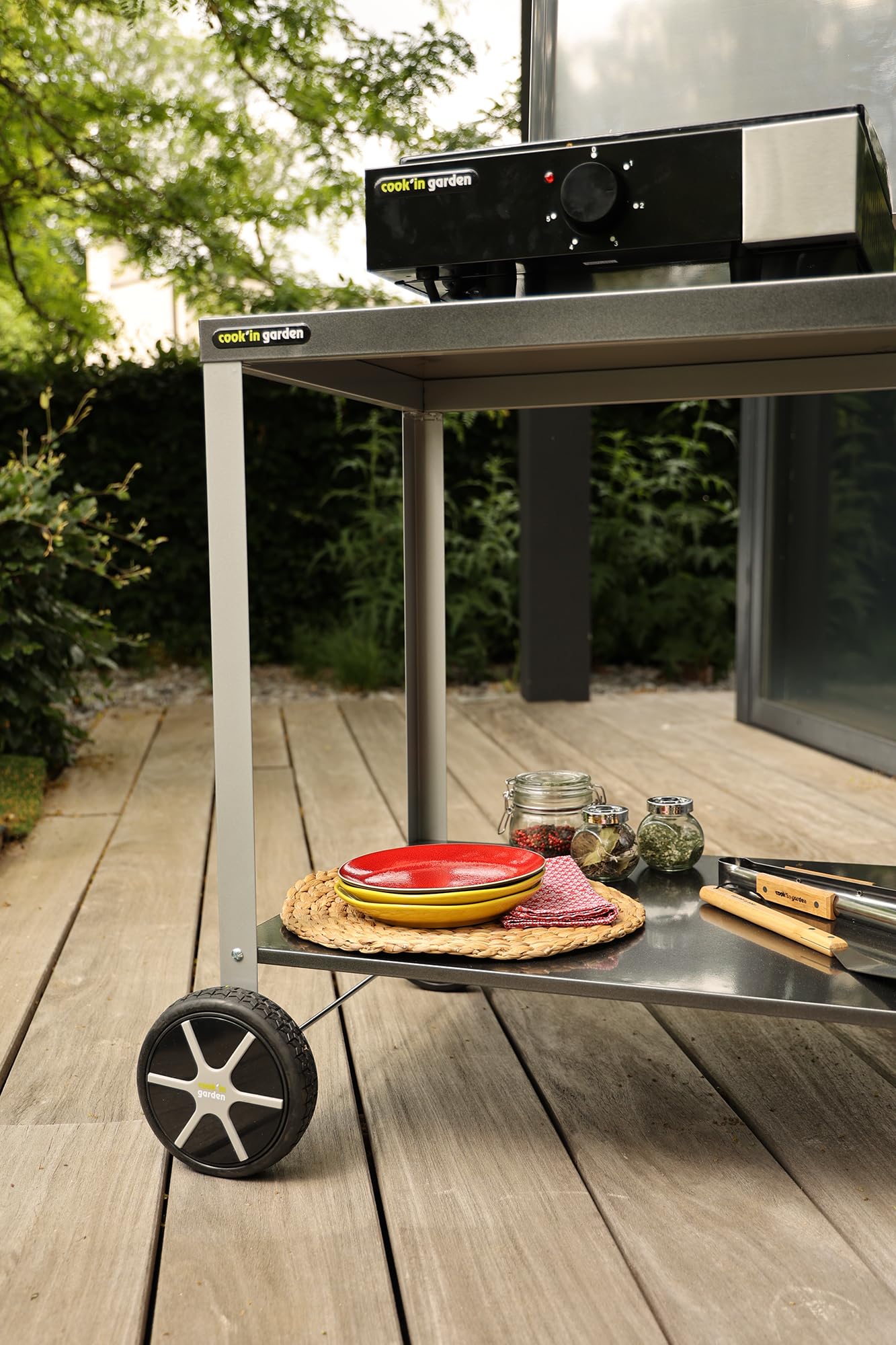 Cook'in Garden - Carrello con piano di lavoro mobile e ruote rinforzate, mobile da esterno ideale per giardino o terrazza, supporto ideale per barbecue o barbecue, nero/grigio