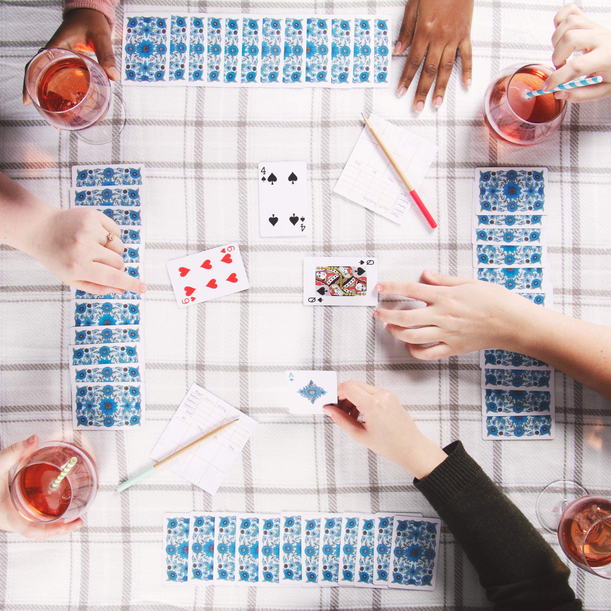 Let's Play Bridge | 6 Decks von bunten, Aquarell-inspirierten Blumen-Spielkarten | Spezieller 4-Farben-Index | Klassisches Familienspiel inkl. 25 Punktekarten