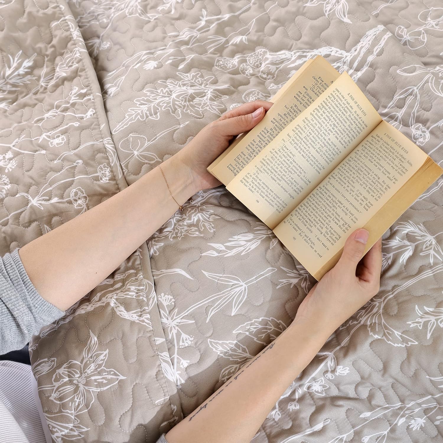 JANZAA Quilts Queen Size Oatmeal Bed Spread with White Floral Pattern Botanical Microfiber Quilts Set Lightweight Comforter 3 Pieces Reversible Bedding Set (1 Queen Quilt and 2 Pillow Cases) - Image 8