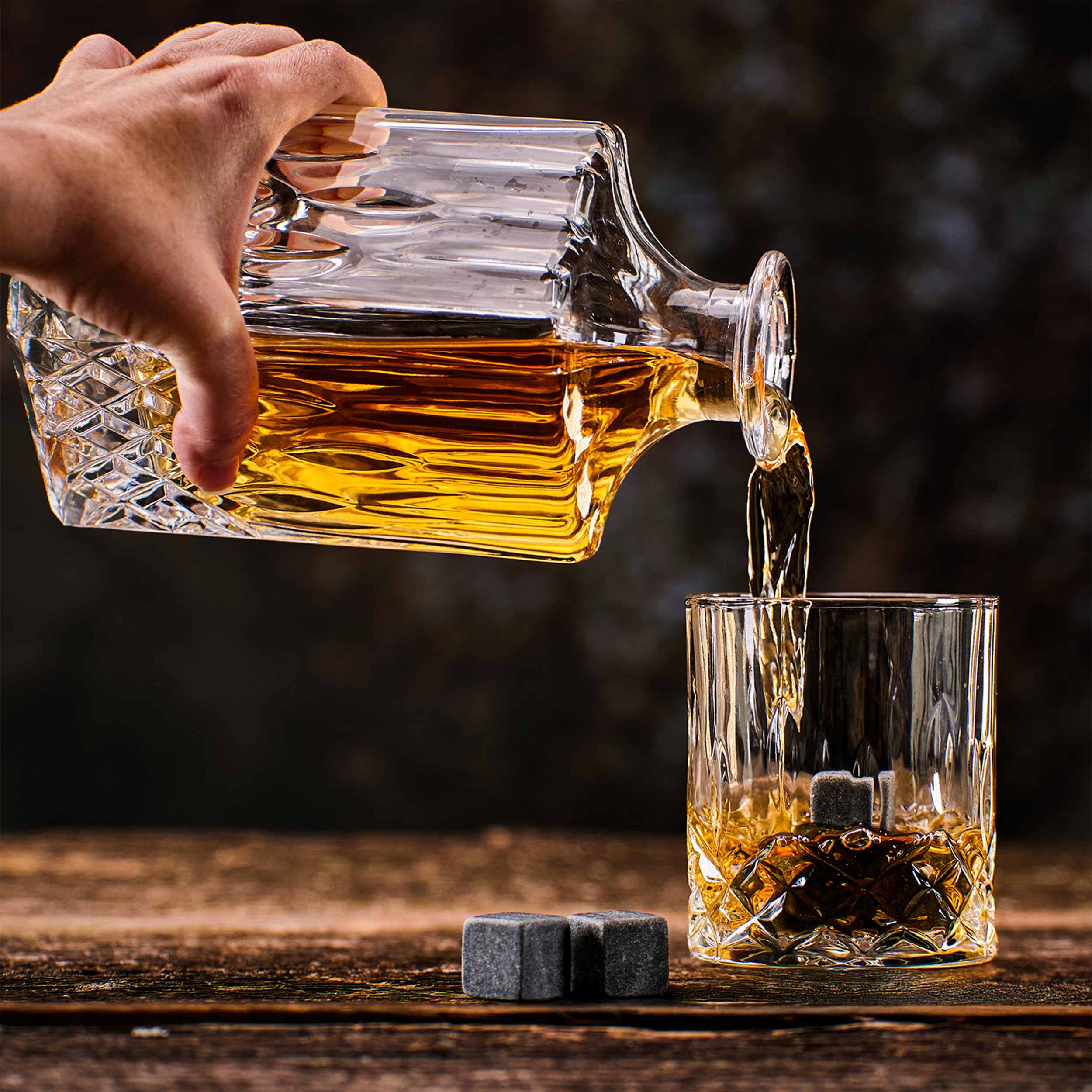Whisiskey Whisky Karaffe Set - Whiskey Geschenkset - Geschenke für Männer - Männergeschenke Geschenk - Geburtstagsgeschenk Mann - Klassische Dekanter 700ML, 2 Gläser, 8 Whisky Steine