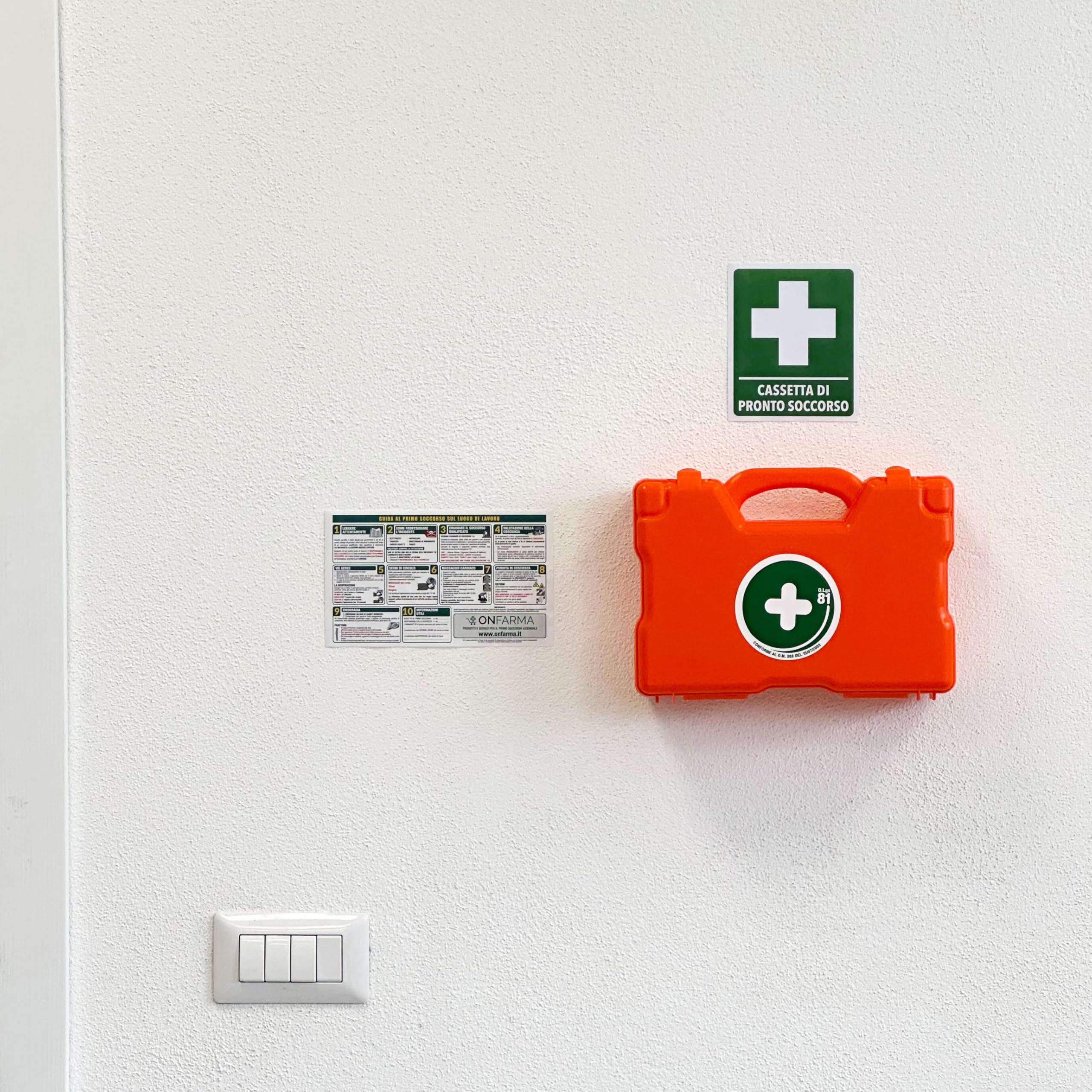 ONFARMA FARMA3 Cassetta pronto soccorso COMPLETA DI CARTELLO PRIMO SOCCORSO conforme DM 388 allegato 2 per aziende fino a 2 lavoratori e mezzi aziendali