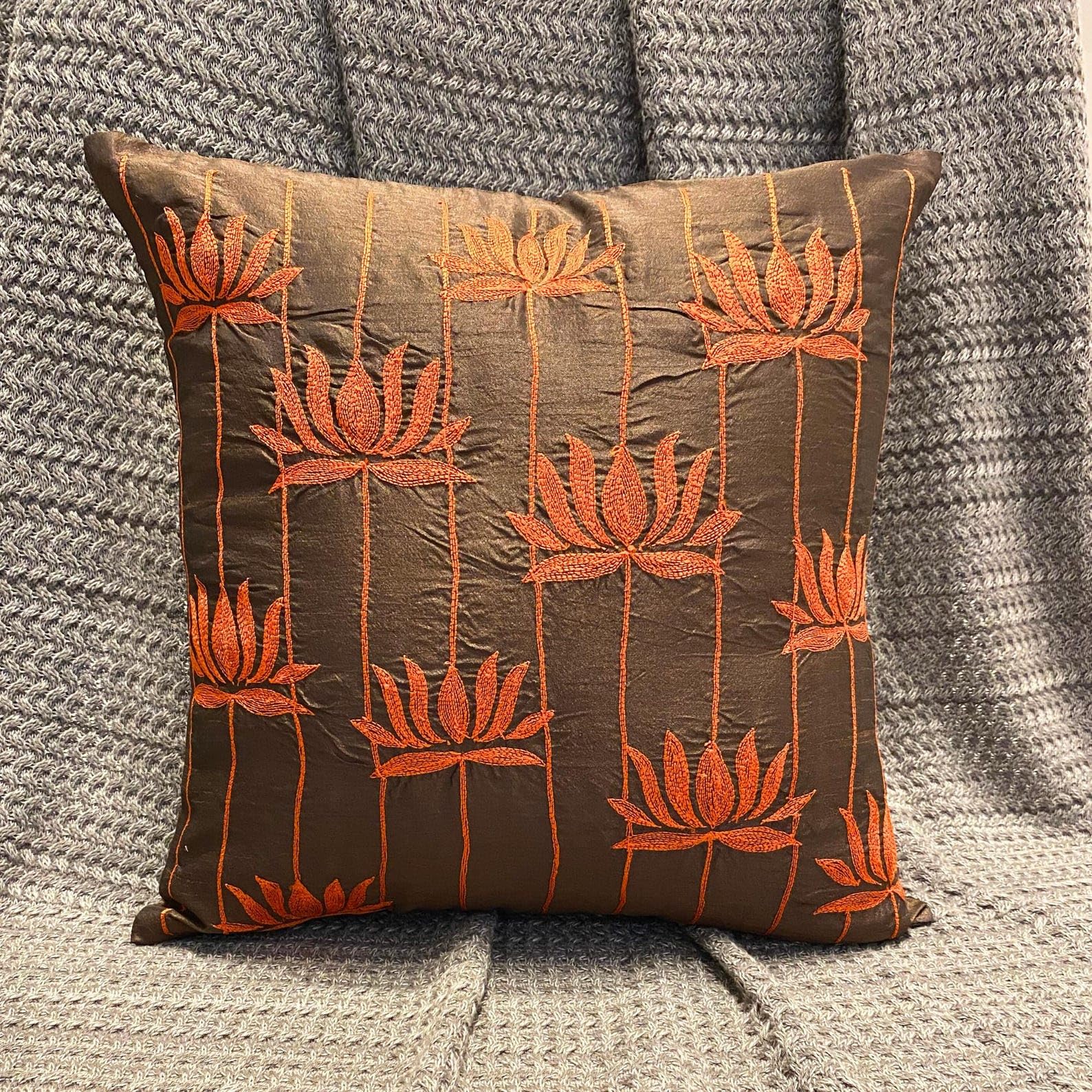 The HomeCentric Handgefertigt Braun sofakissenbezuge, Lotus Blumen Bestickt kissenbezuge, 40x40 cm sofakissenbezuge, Platz Seide sofakissen, Blumen zeitgenossisch kissenhulle - Red Lotuses