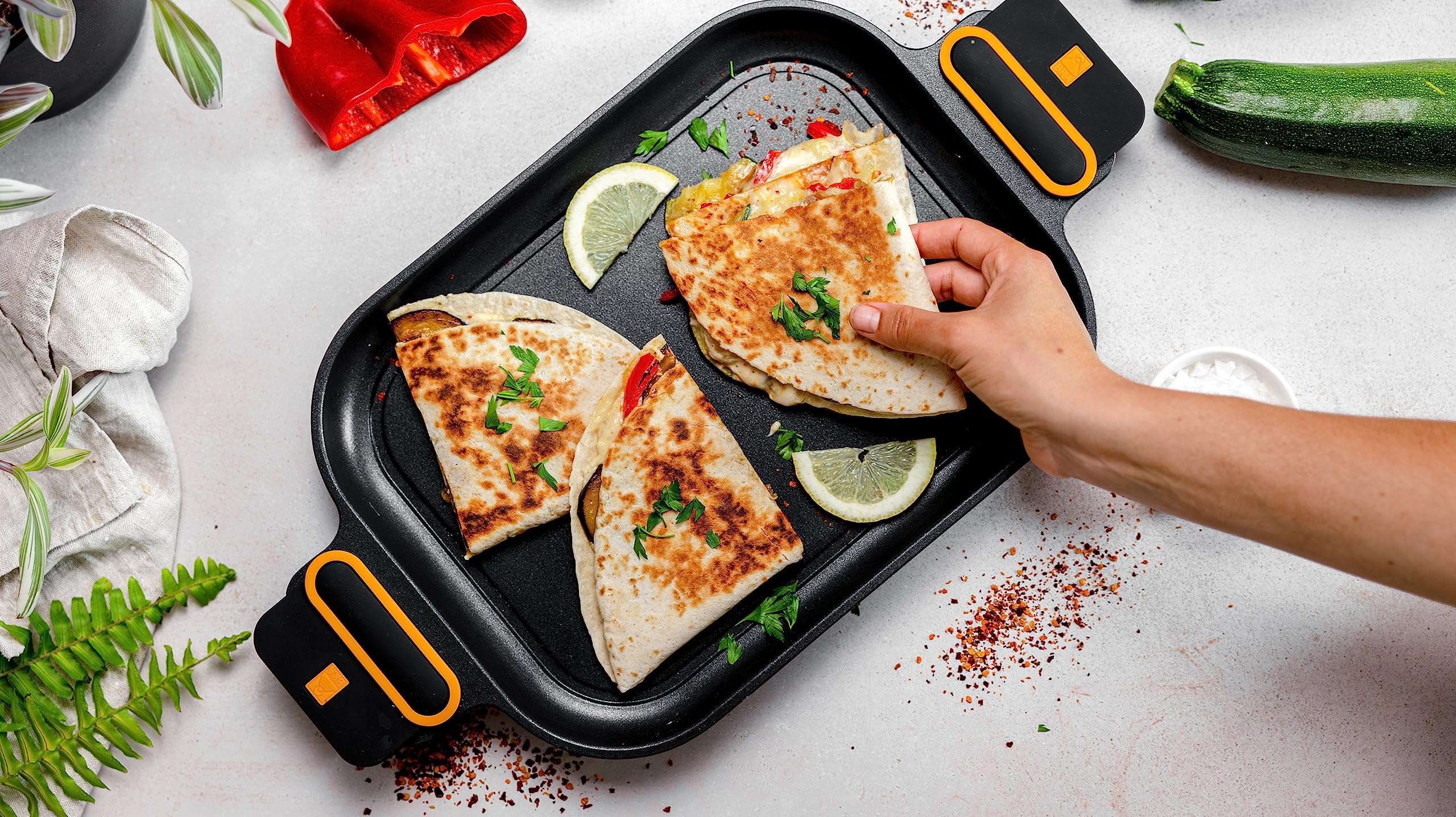 BRA Daily Pro | Plancha 32x24cm aluminio fundido, Inducción | Negro y amarillo, aluminio fundido, Antiadherente tricapa, apta para todo tipo de cocinas, inlcuida inducción
