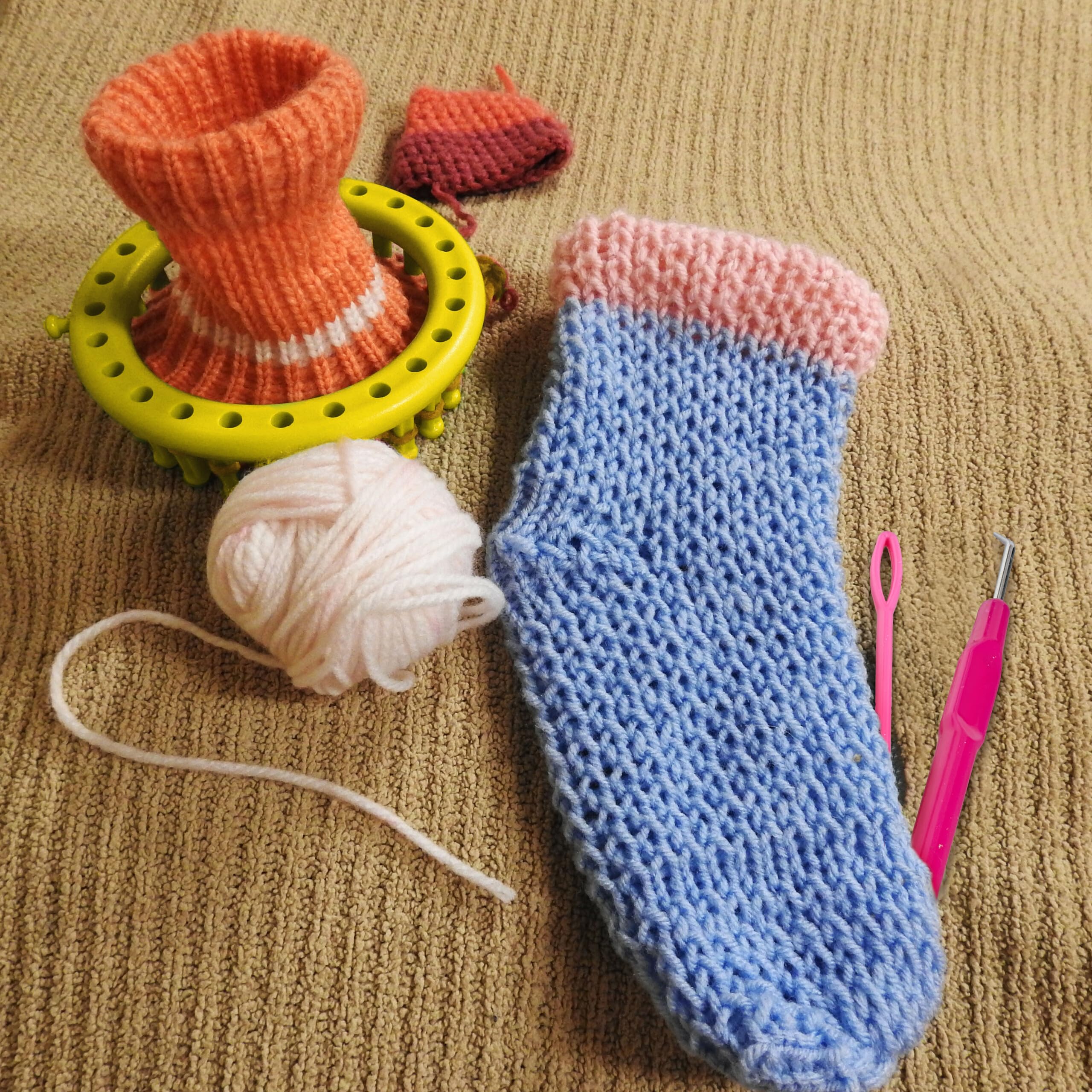 Relaxdays Set di Telai Circolari per Lavorare A Maglia, 4 Anelli Maglieria Cappello Sciarpa Ø 28, 24, 19, 14cm, Colorato