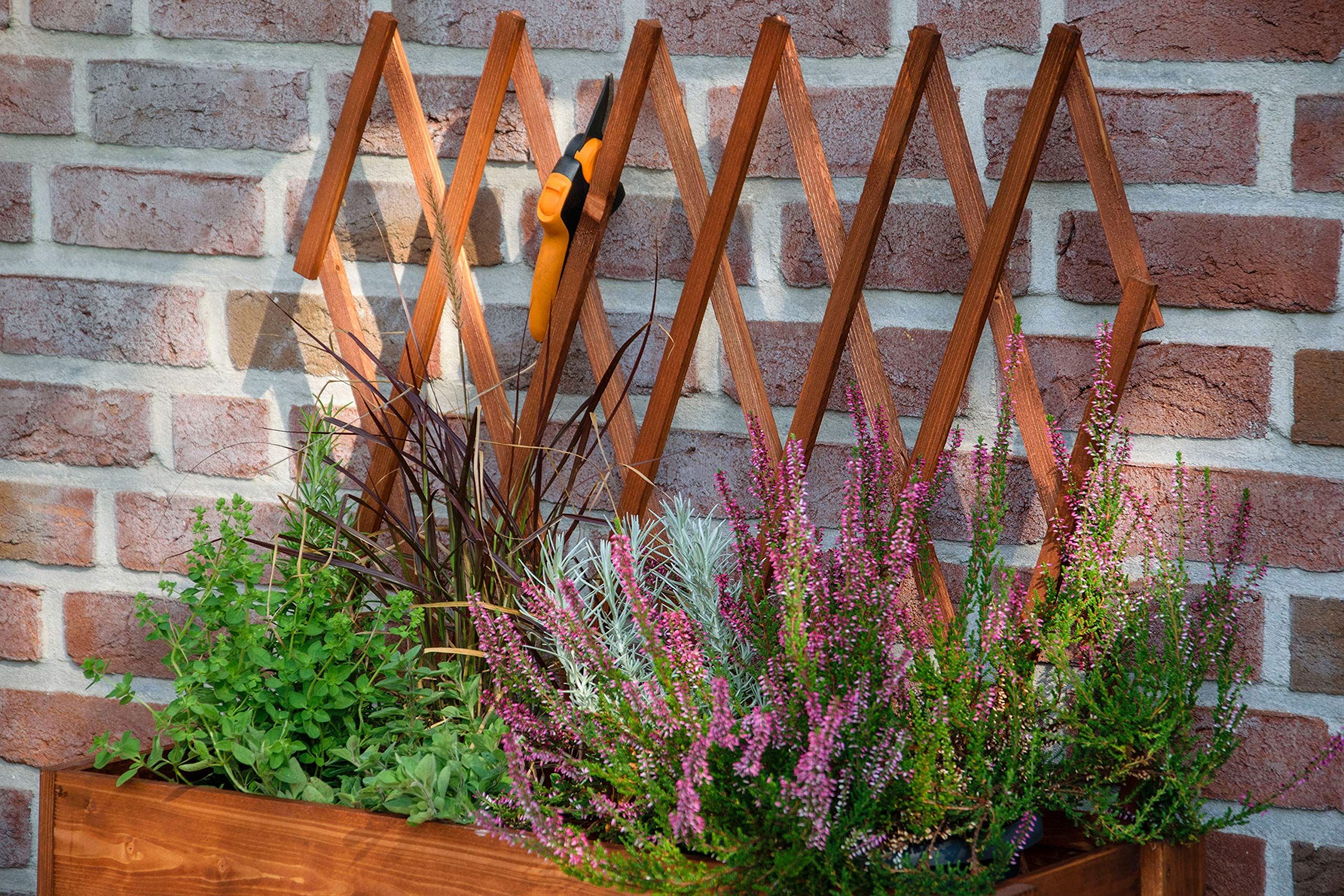 dobar 58187e - Aiuola rialzata Arrotolabile con Traliccio | Fioriera su Ruote | aiuola in Legno Massiccio | aiuola Sottile per Giardino/terrazze/Balcone | 79 x 28,5 x 130 cm | Marrone
