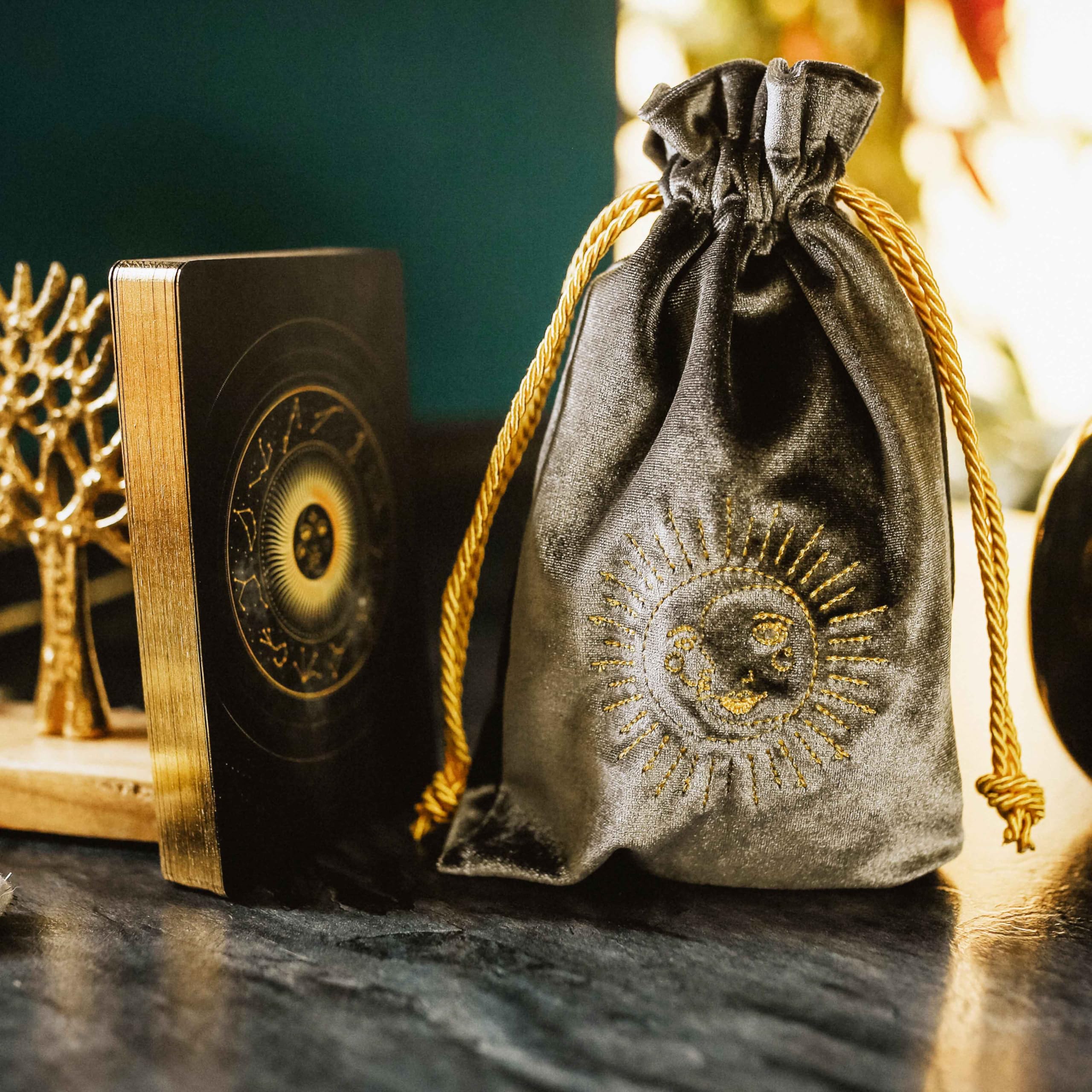 Astro-Cards - Luxury Edition: großformatige Box mit Goldprägung, 43 Karten mit Goldprägung und Goldschnitt, Samtbeutel mit Zugband, ein Legetuch und mit Workbook: Samtbeutel, Legetuch, Workbook,
