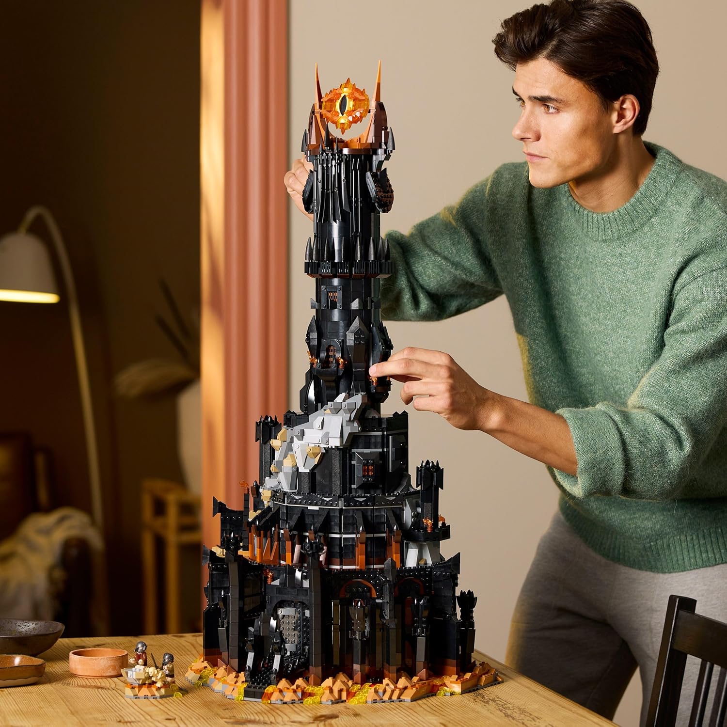 LEGO Icons Le Seigneur des Anneaux : Barad-dûr - Set de Construction de la forteresse - Idée de Cadeau pour Adultes - Minifigurines de Sauron, Frodon, Sam, Gollum, Gothmog et des Orcs 10333 — vue 9