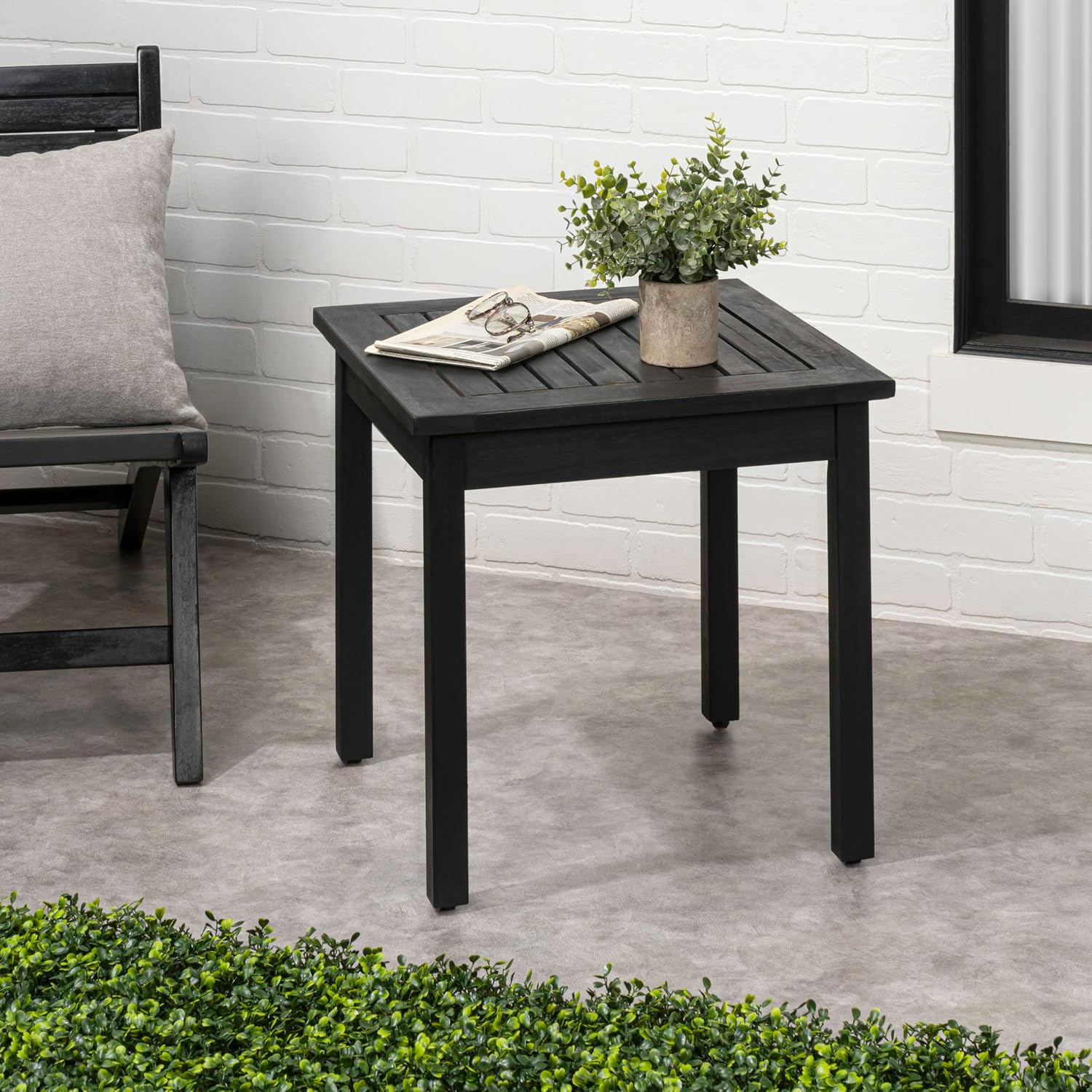 JONATHAN Y Archer 18" Black Square Acacia Wood Outdoor Side Table, Modern Glossy Slatted Patio End Table for Porch, Poolside and Garden, Weather Resistant Accent Table END6000B