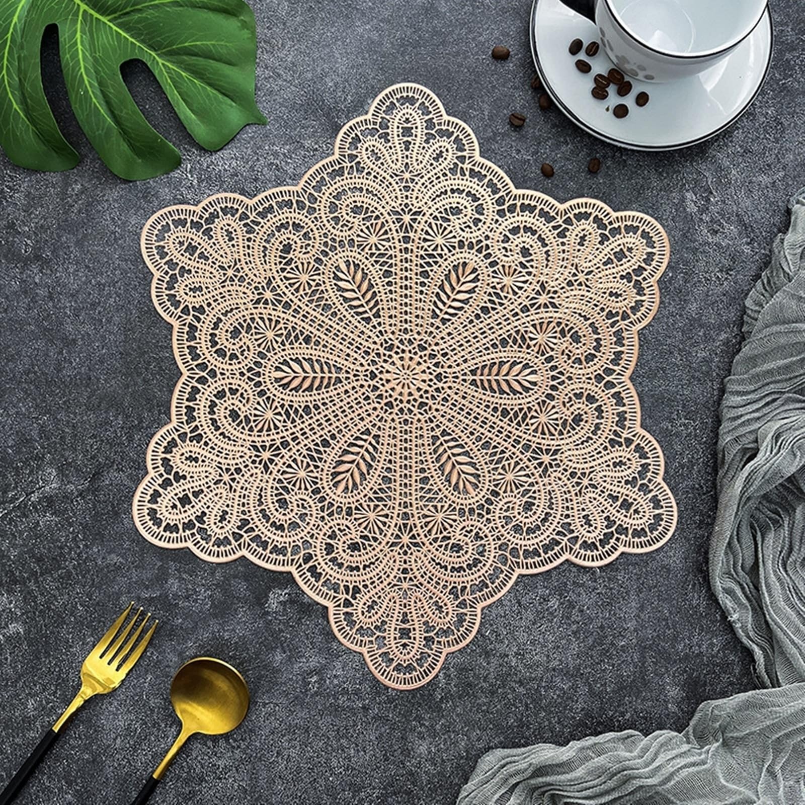 Set de table or rose motif flocon de neige pour embellir vos repas de fete en famille