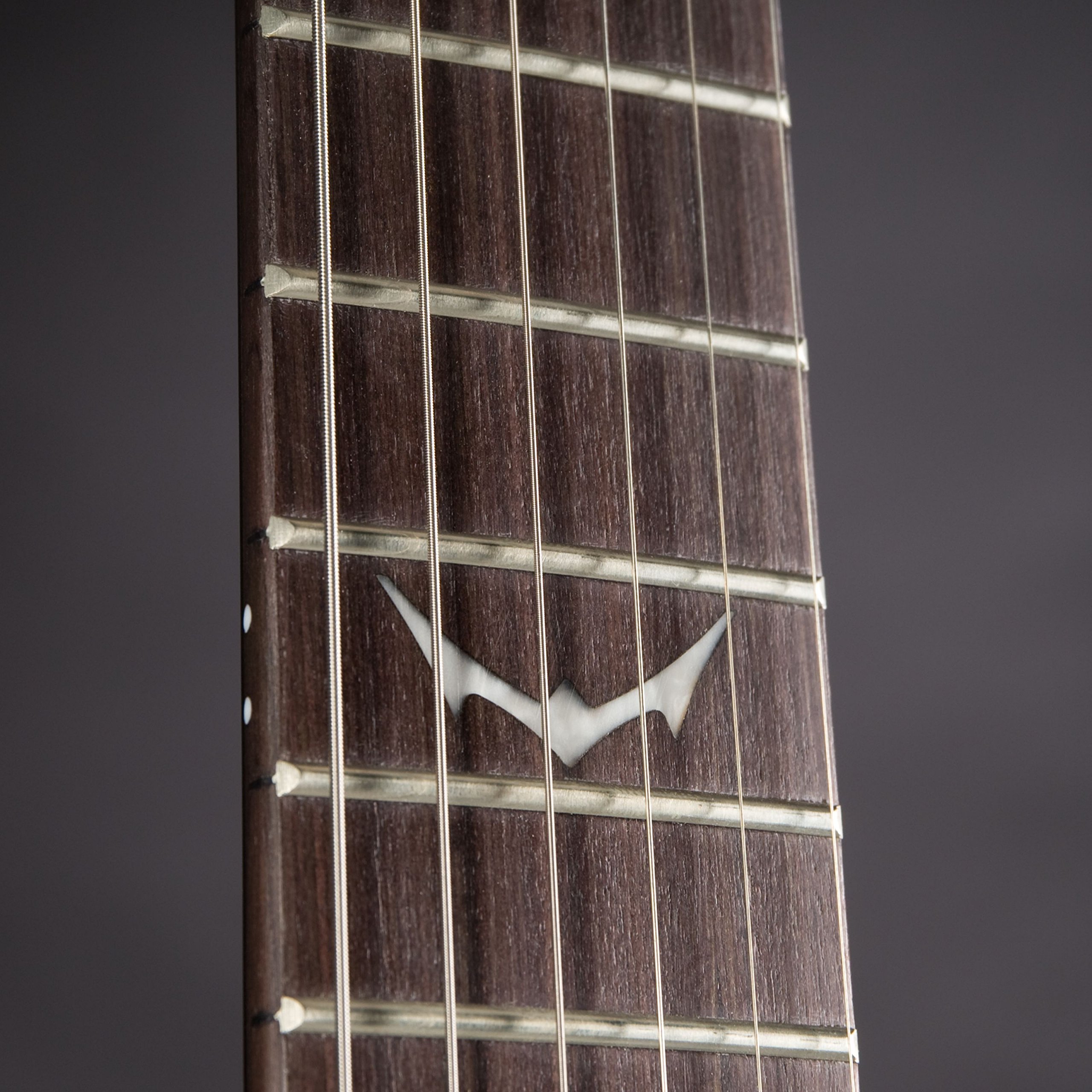J & D 905 HSS Bat Mark Goth Black E-Gitarre mit HSS-Tonabnehmersetup und Vintage Vibrato