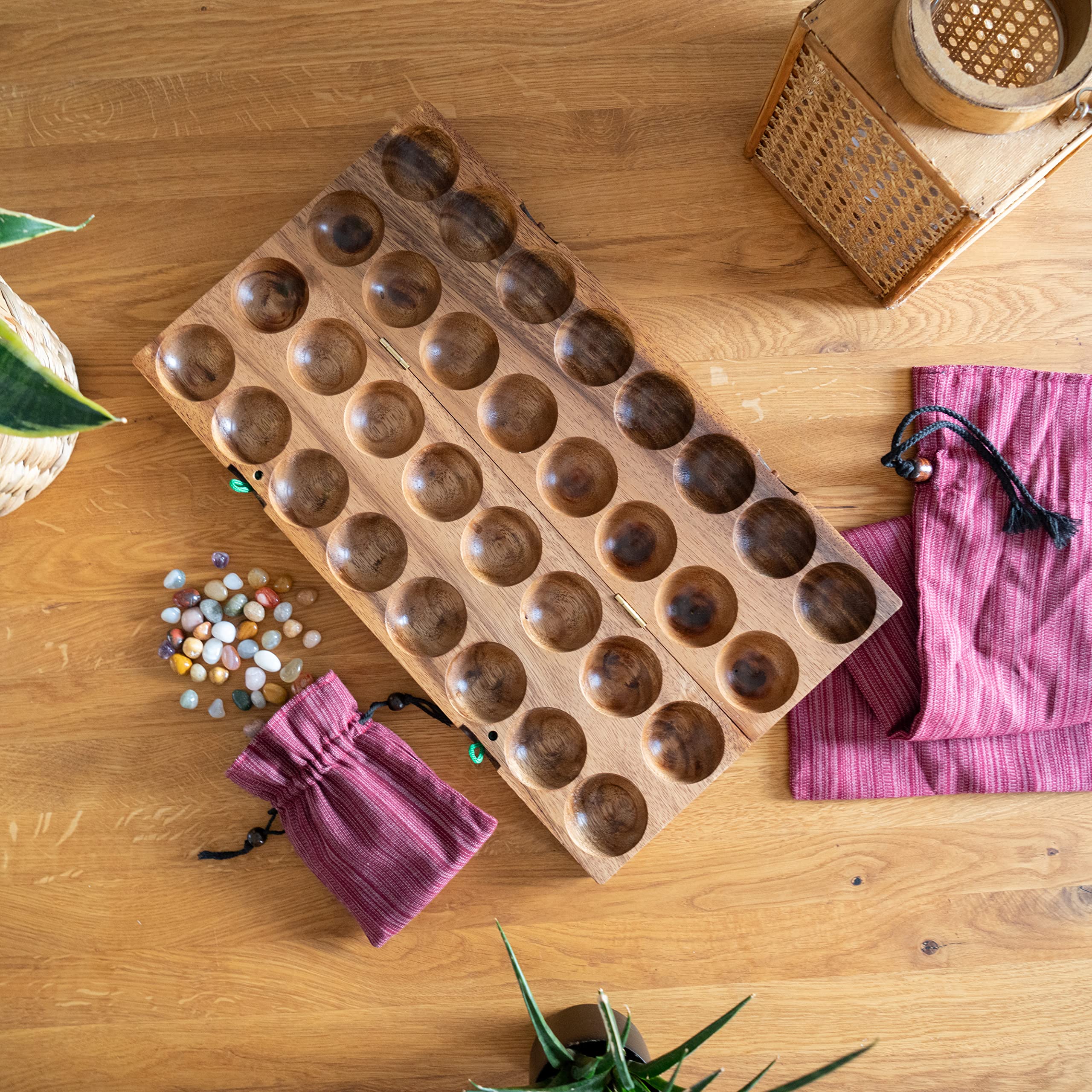 Hus - Bao - Kalaha - Bohnenspiel - Muschelspiel - Edelsteinspiel aus Samena-Holz inkl. 75 Edelsteinen und Stoffbeutel