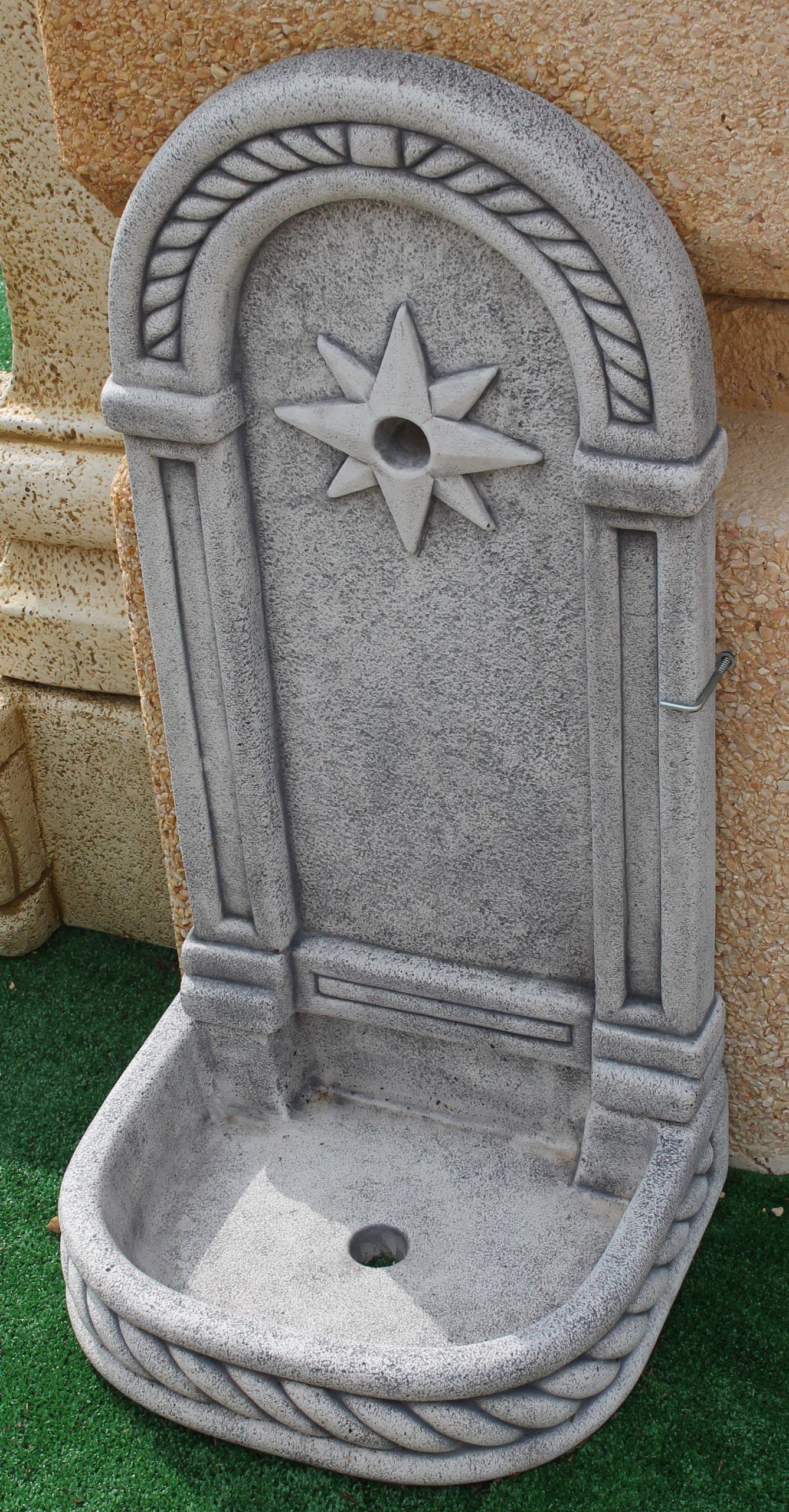 AnaParra Fontaine murale modèle Poniente 37 x 32 x 77 cm. Béton pierre avec robinet. Fontaine décorative pour extérieur. Poids : 30 kg. Couleur : gris