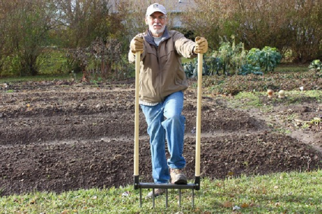 Watch Learn how to use the CobraHead Broadfork in your garden. on ...