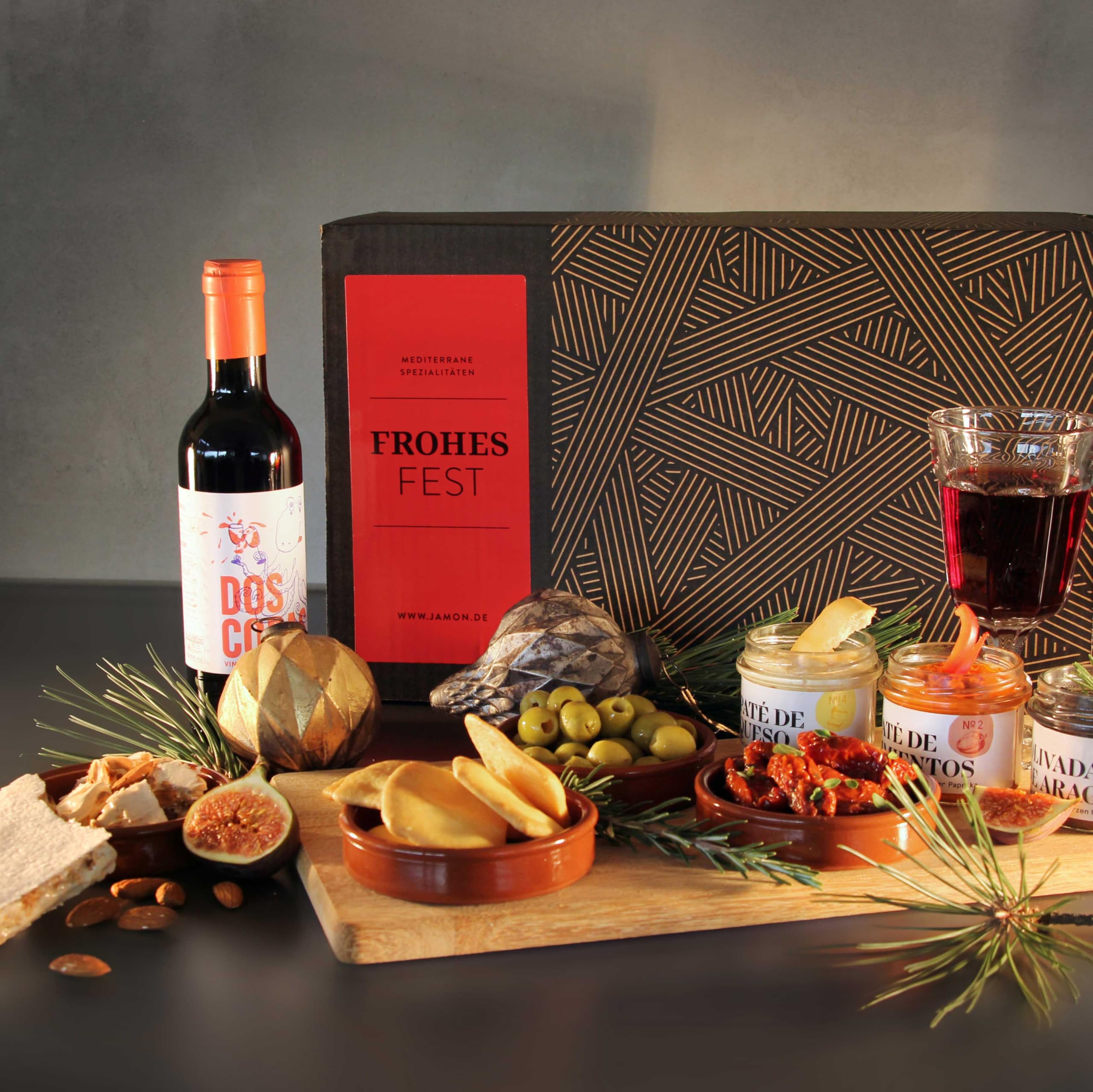 Präsentbox Frohes Fest - Weihnachtliches Feinkost-Geschenk mit Rotwein, Turrón, edlen Patés, Oliven und getrockneten Tomaten | Für Feinschmecker | Von jamon.de
