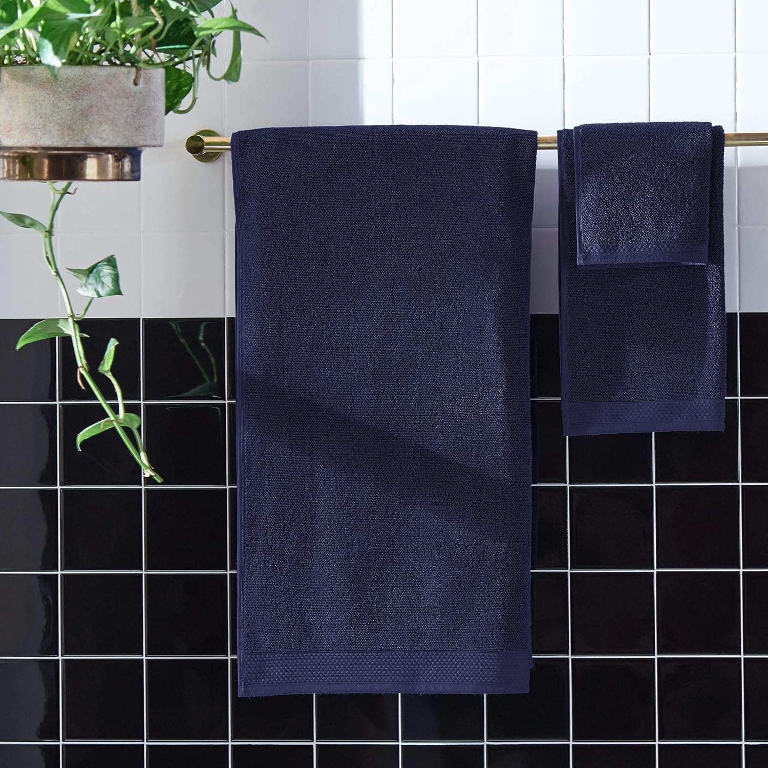 Amazon Brand – Rivet Popcorn Texture Organic Cotton Bath Towels, Set of 2, Navy