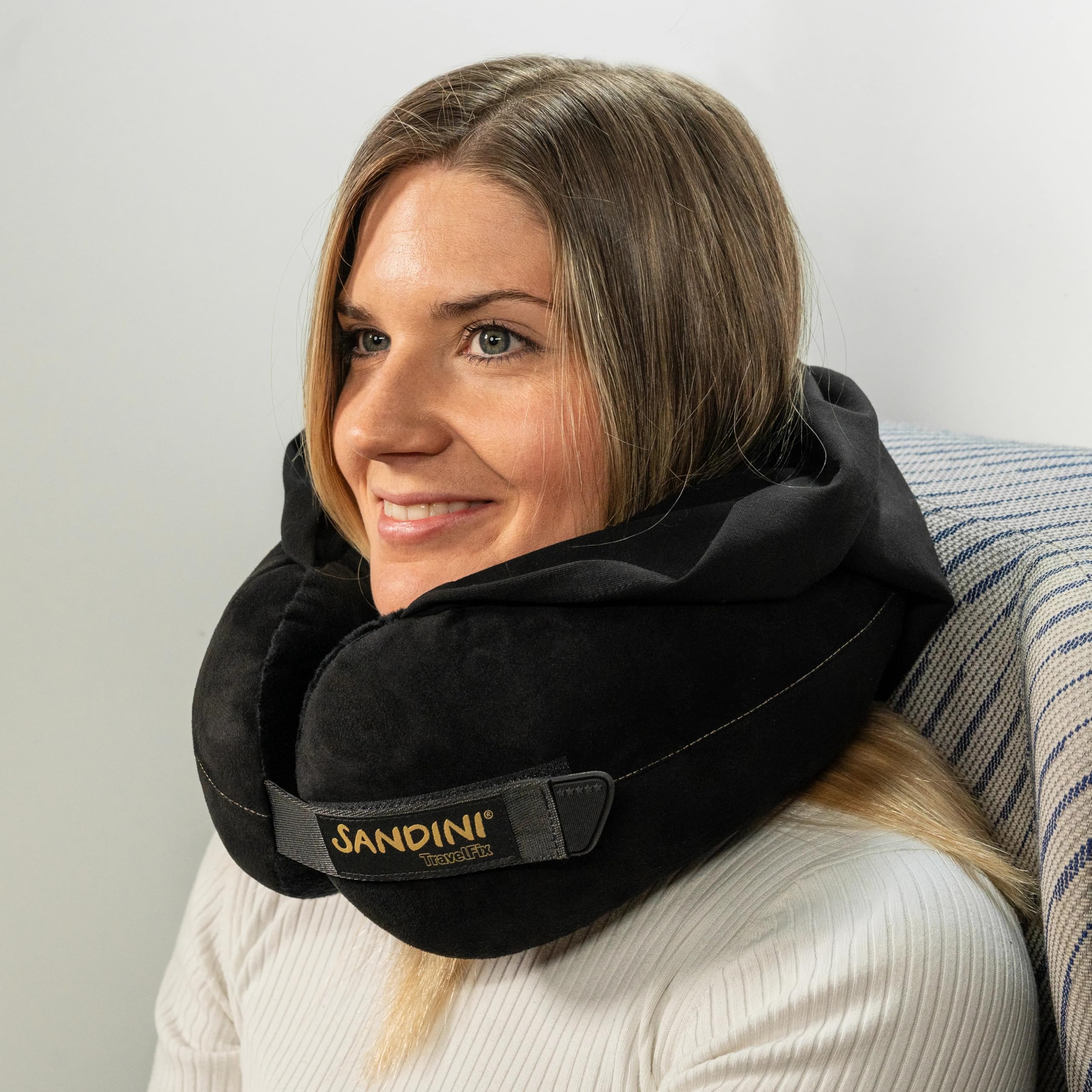 SANDINI TravelFix HOODIE Regular Size - Cuscino da viaggio premium con chiusura/cuscino per il collo con funzione di supporto ergonomico - Borsa da trasporto gratuita con clip di fissaggio