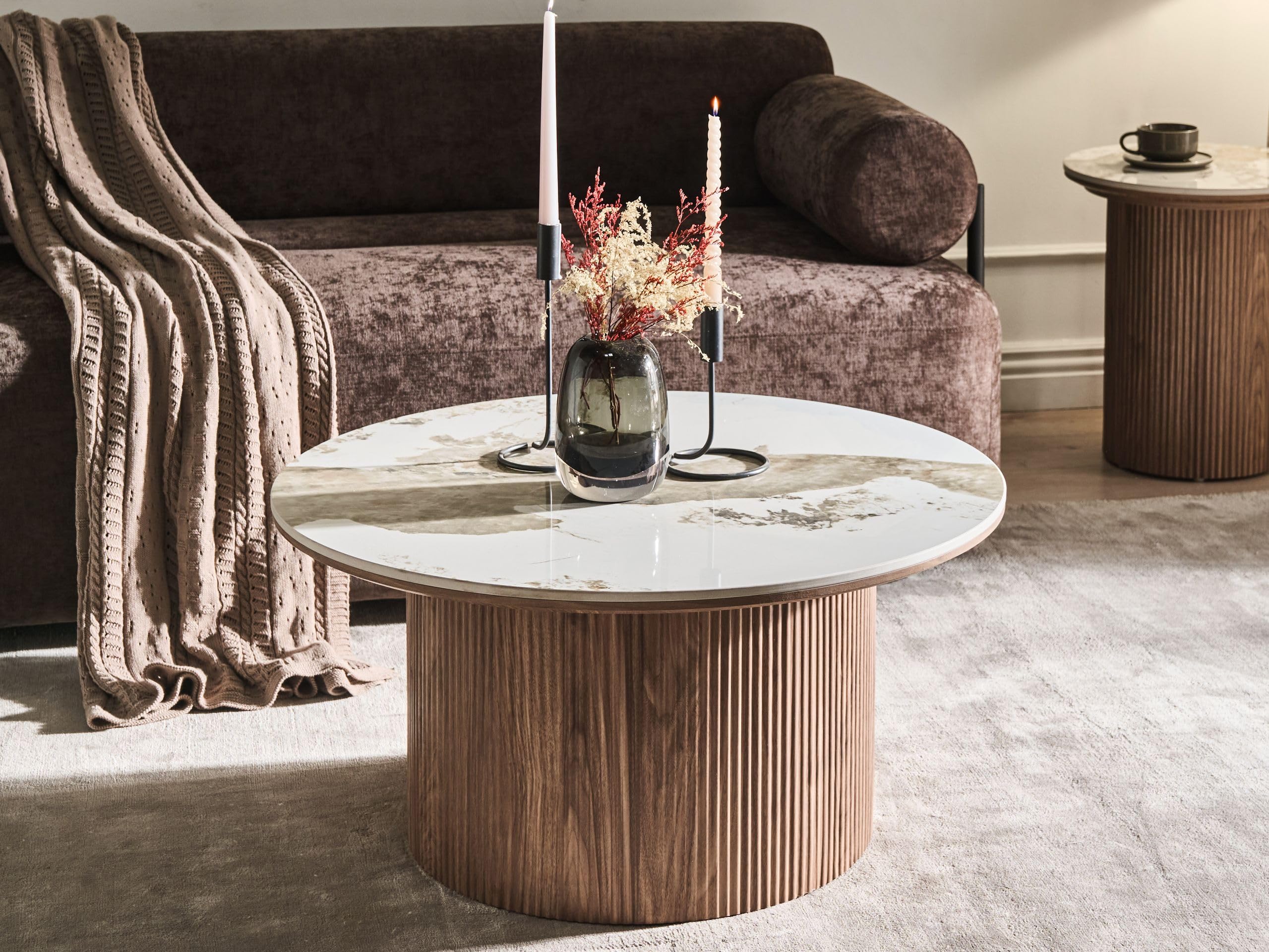 Beliani Couchtisch Keramik Marmor Optik weiß/braun rund ⌀ 80 cm mit Rillen Standfuß Dora